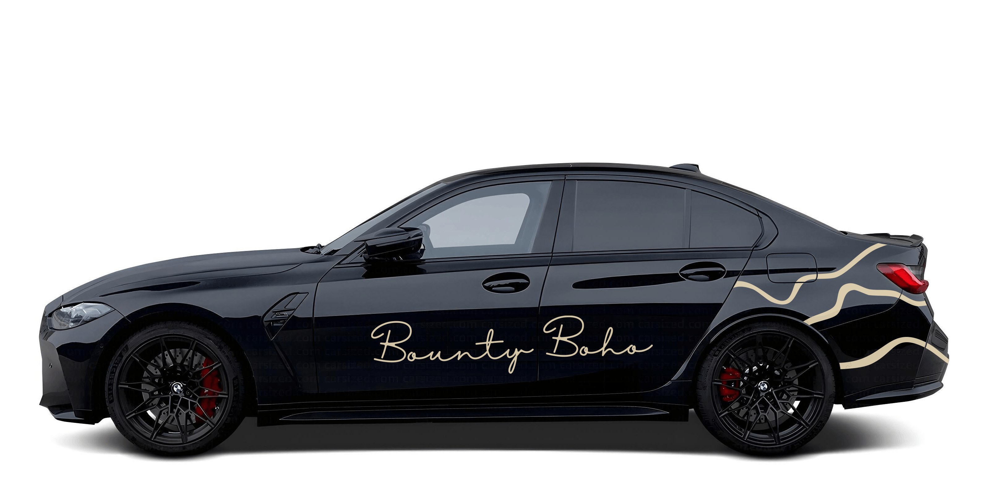 Bočný pohľad na čierny osobný automobil s béžovým logom Bounty Boho a jemnými organickými líniami na zadnej časti karosérie.
