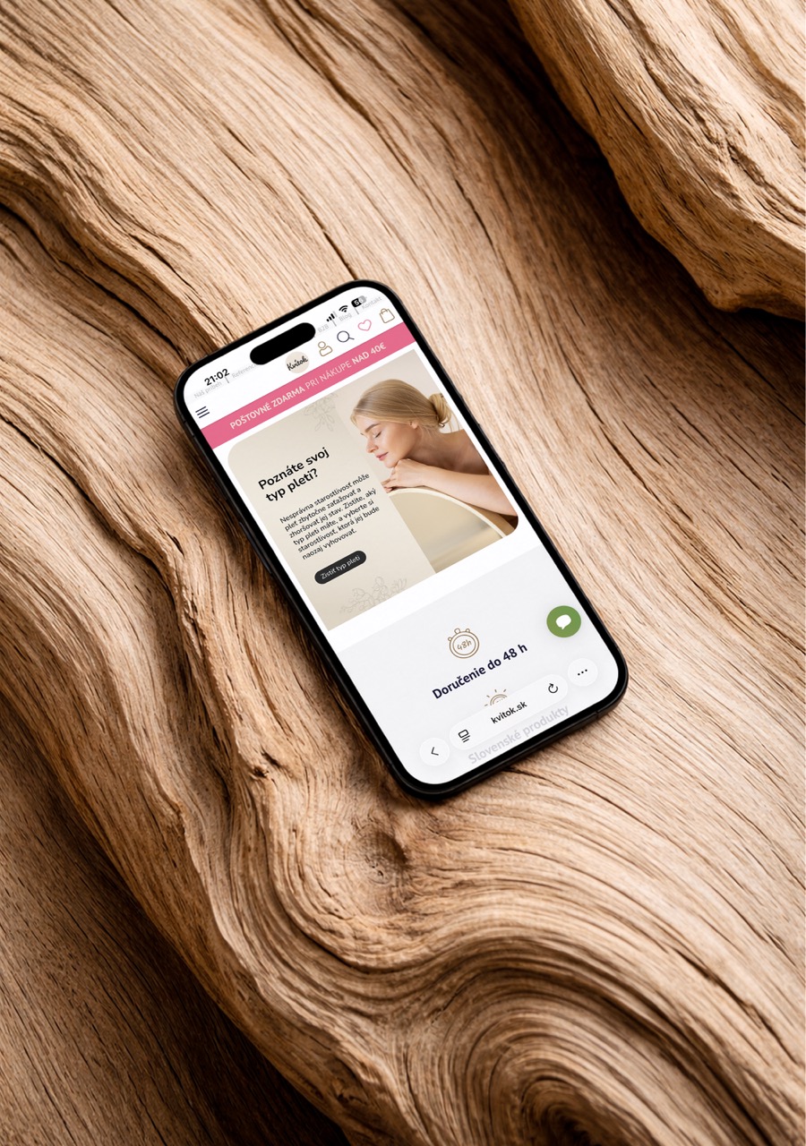 Mobilná verzia e-shopu Kvitok s reklamnými bannermi prírodnej kozmetiky, fotografiou ženy a informáciami o starostlivosti o pleť.