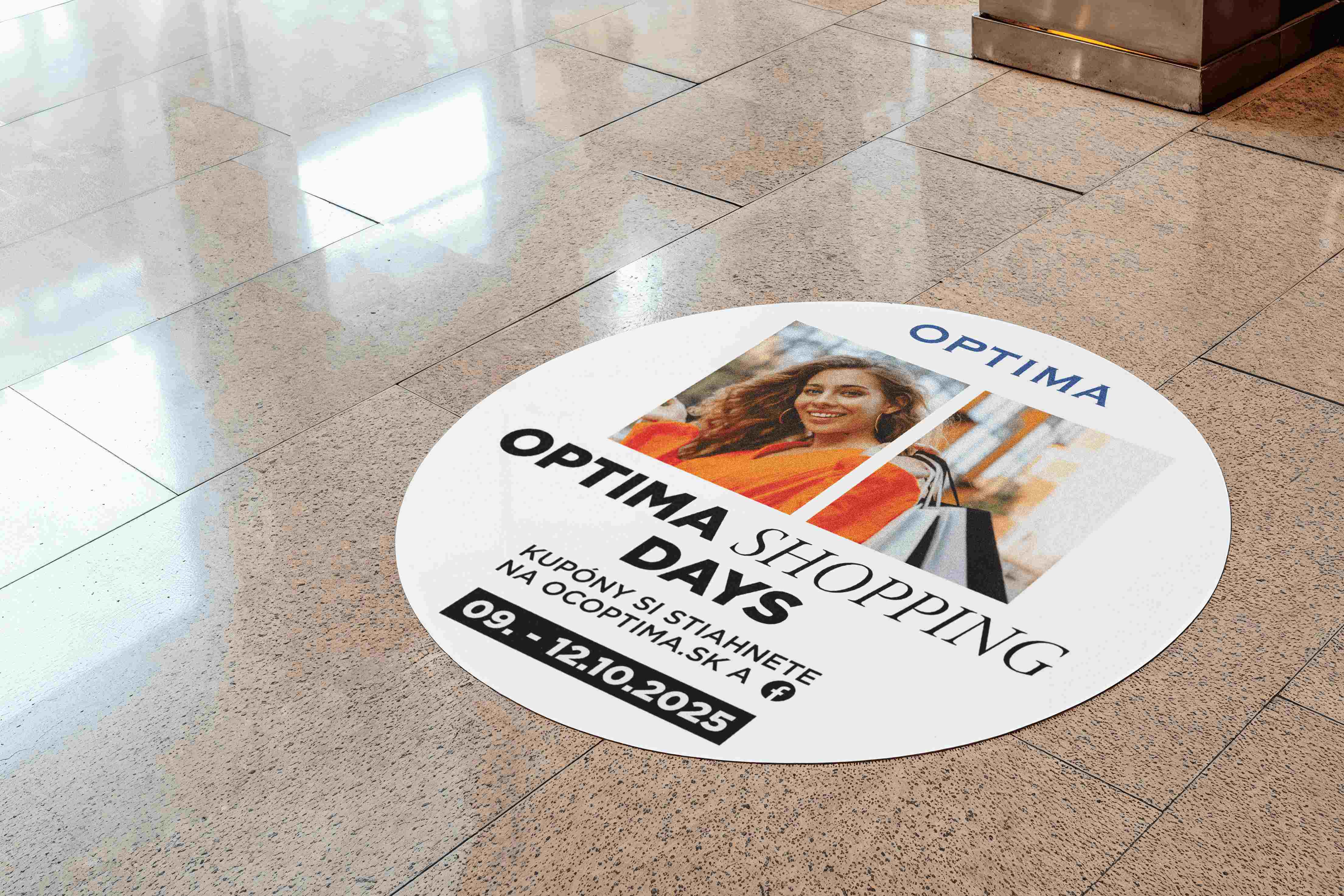 Kruhová podlahová reklamná nálepka OC Optima Shopping Days s fotografiou ženy v oranžovom oblečení a termínom 9. – 12. októbra 2025.