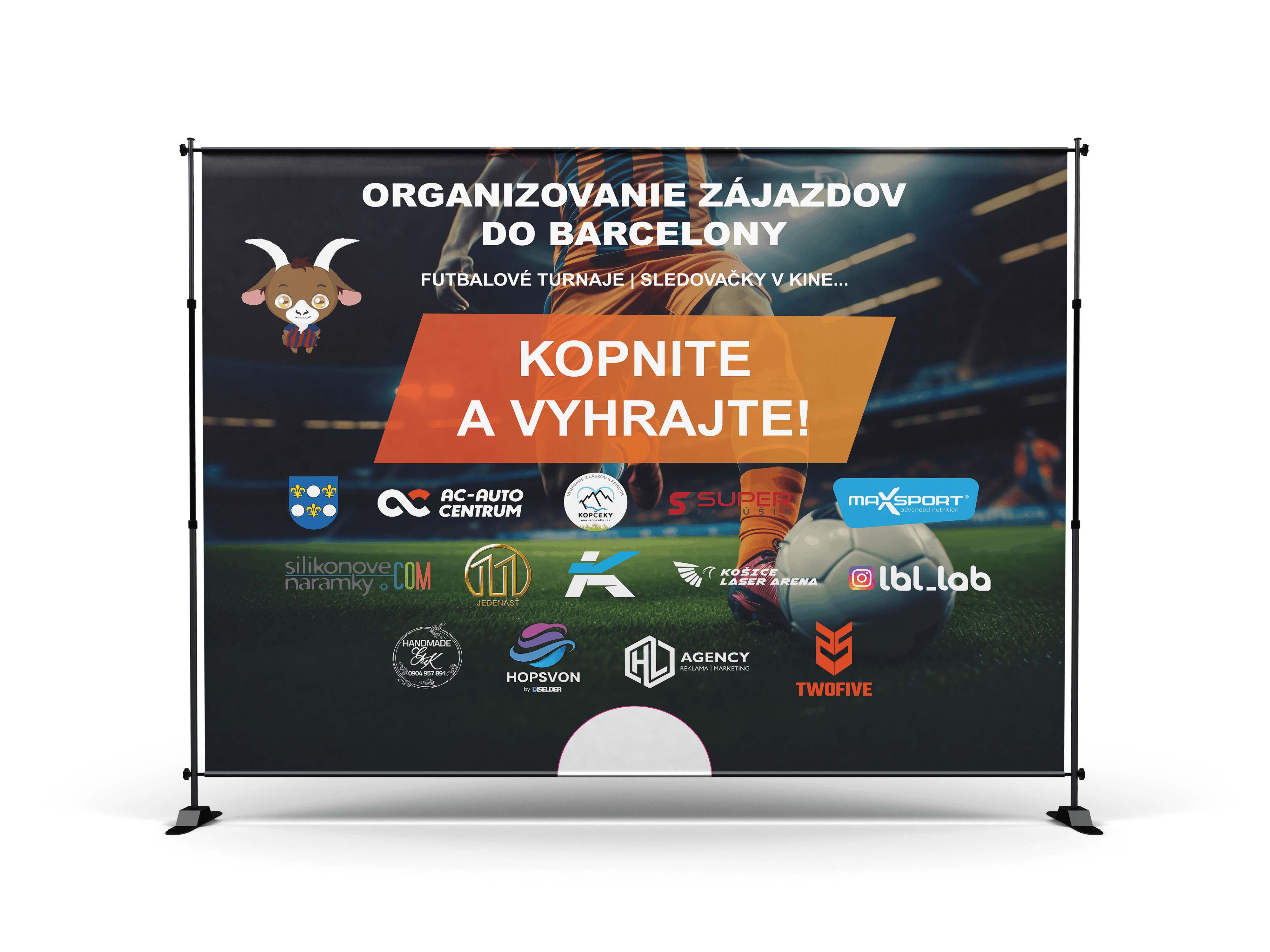 Veľkoformátový reklamný banner na organizovanie futbalových zájazdov do Barcelony s futbalovým ihriskom, farebnou grafikou a logami partnerov.
