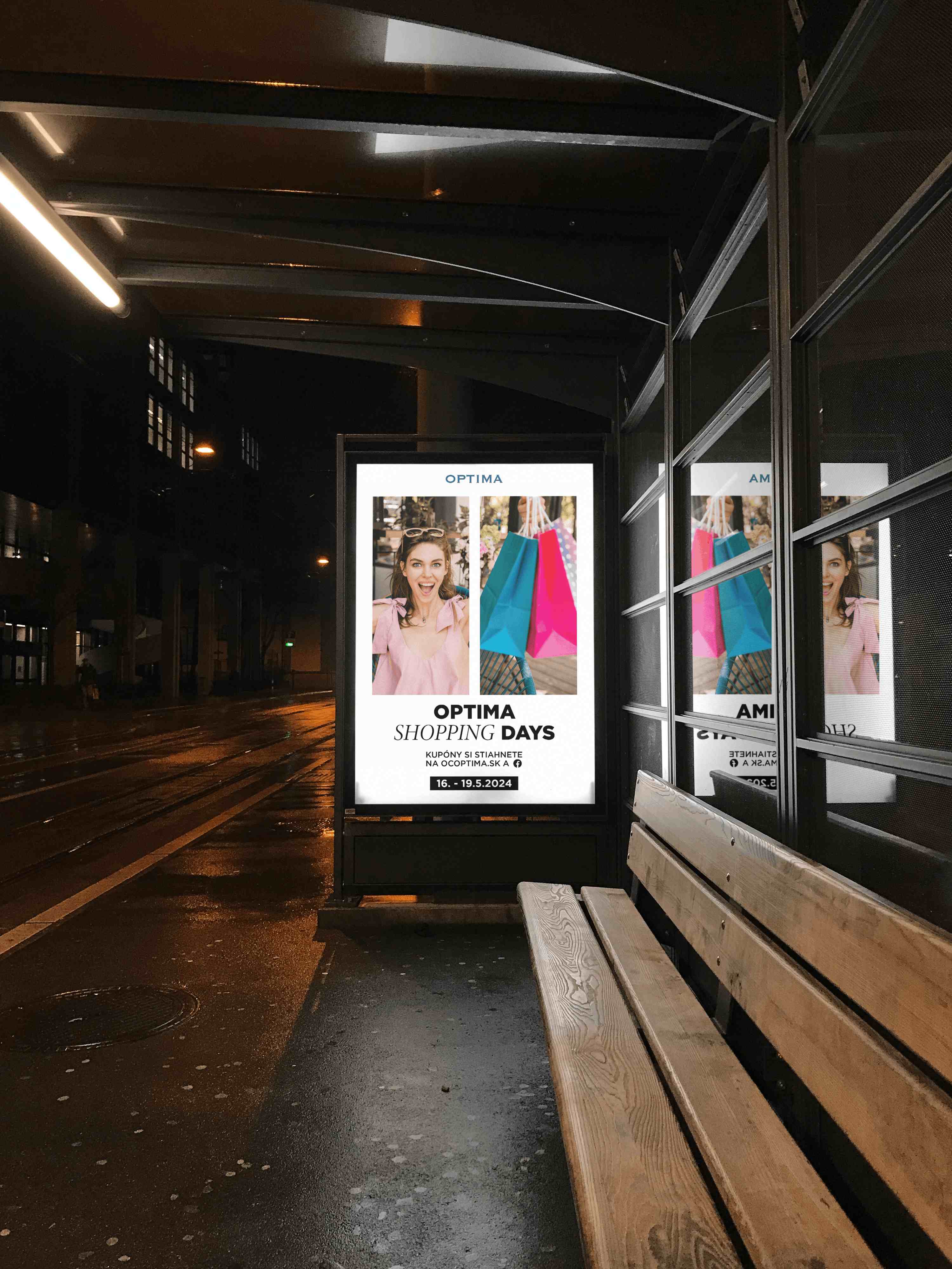 Podsvietený reklamný citylight OC Optima Shopping Days na autobusovej zastávke v noci s fotografiou ženy a farebnými nákupnými taškami.