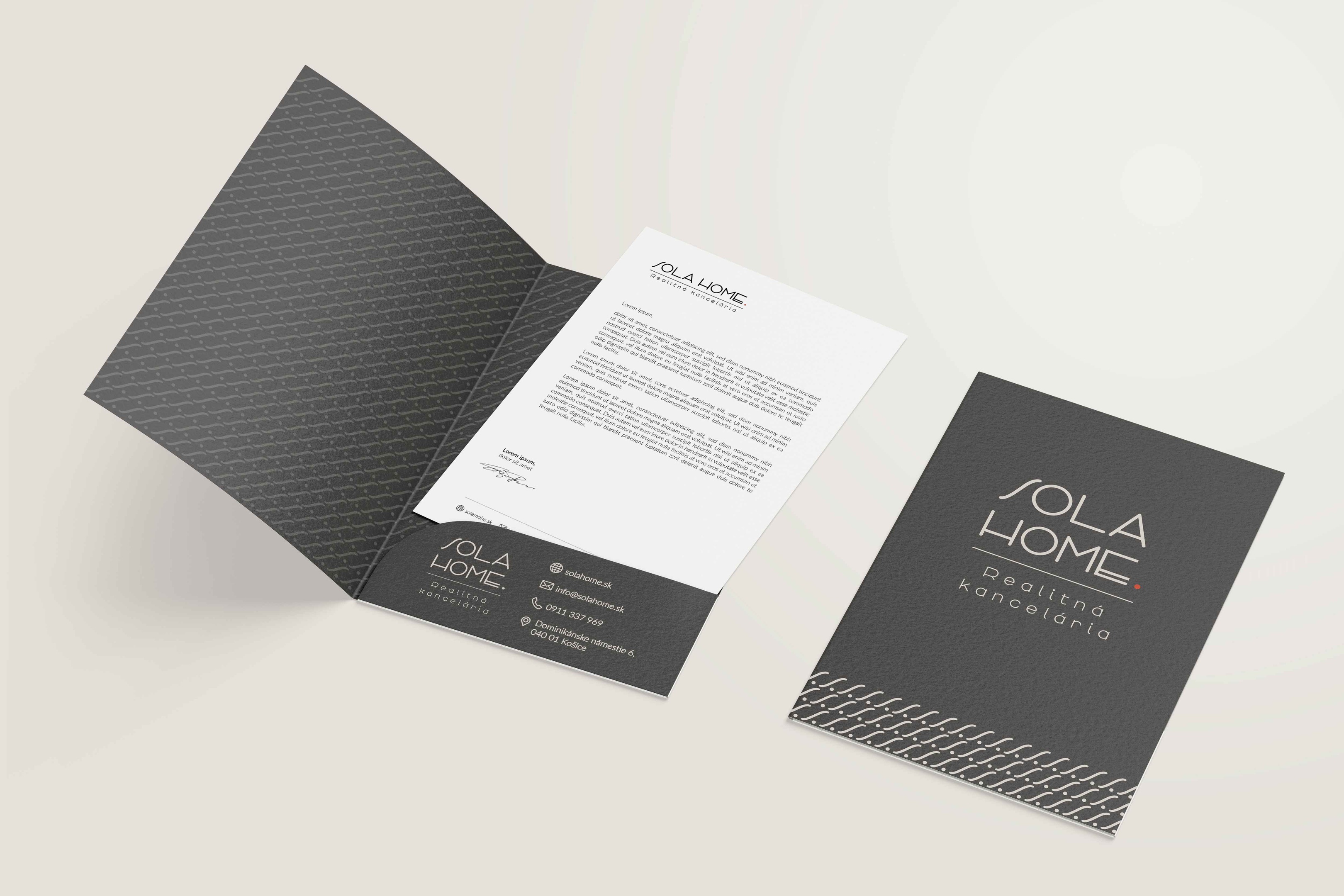 Otvorený a zatvorený tmavosivý folder SOLA HOME s logom, jemným vzorom a vloženým hlavičkovým papierom.