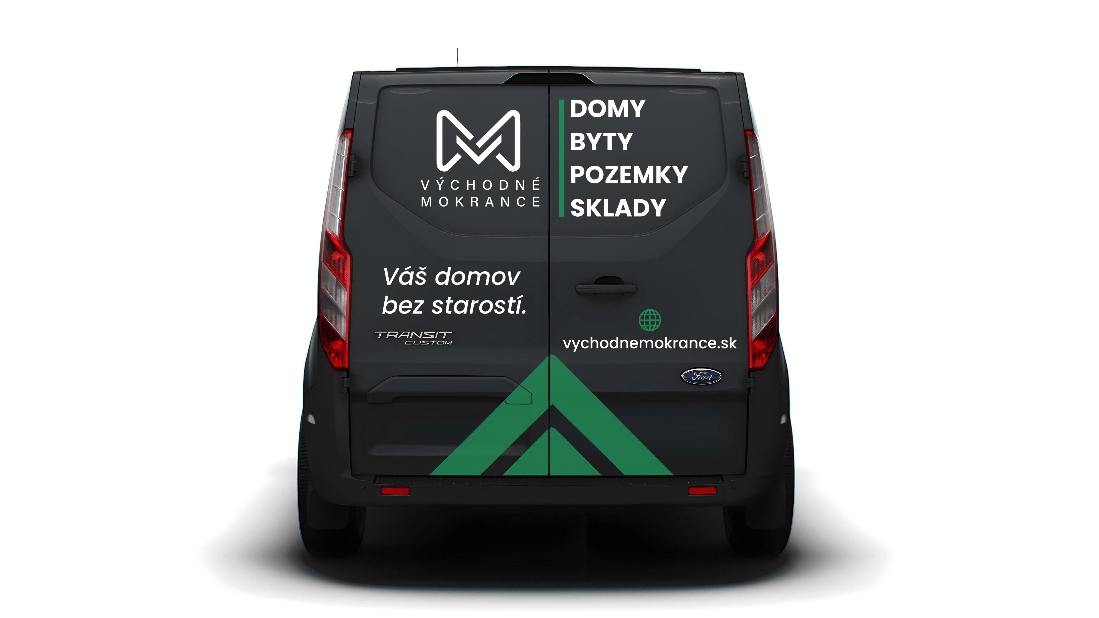 Zadný polep čiernej dodávky Východné Mokrance so zelenými geometrickými prvkami, bielym logom a webovou adresou.