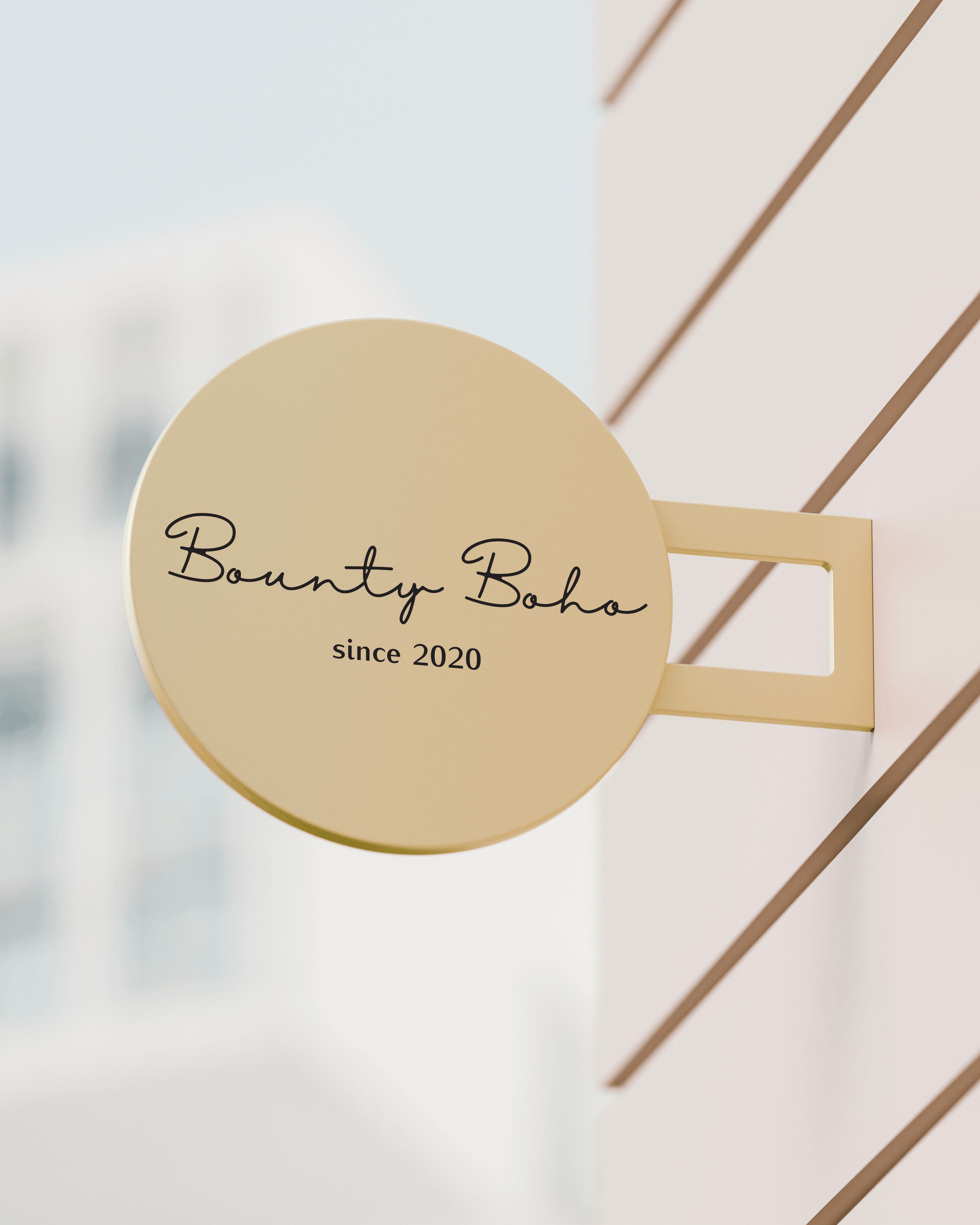 Okrúhla béžová vývesná tabuľa Bounty Boho s čiernym kaligrafickým logom a nápisom since 2020.
