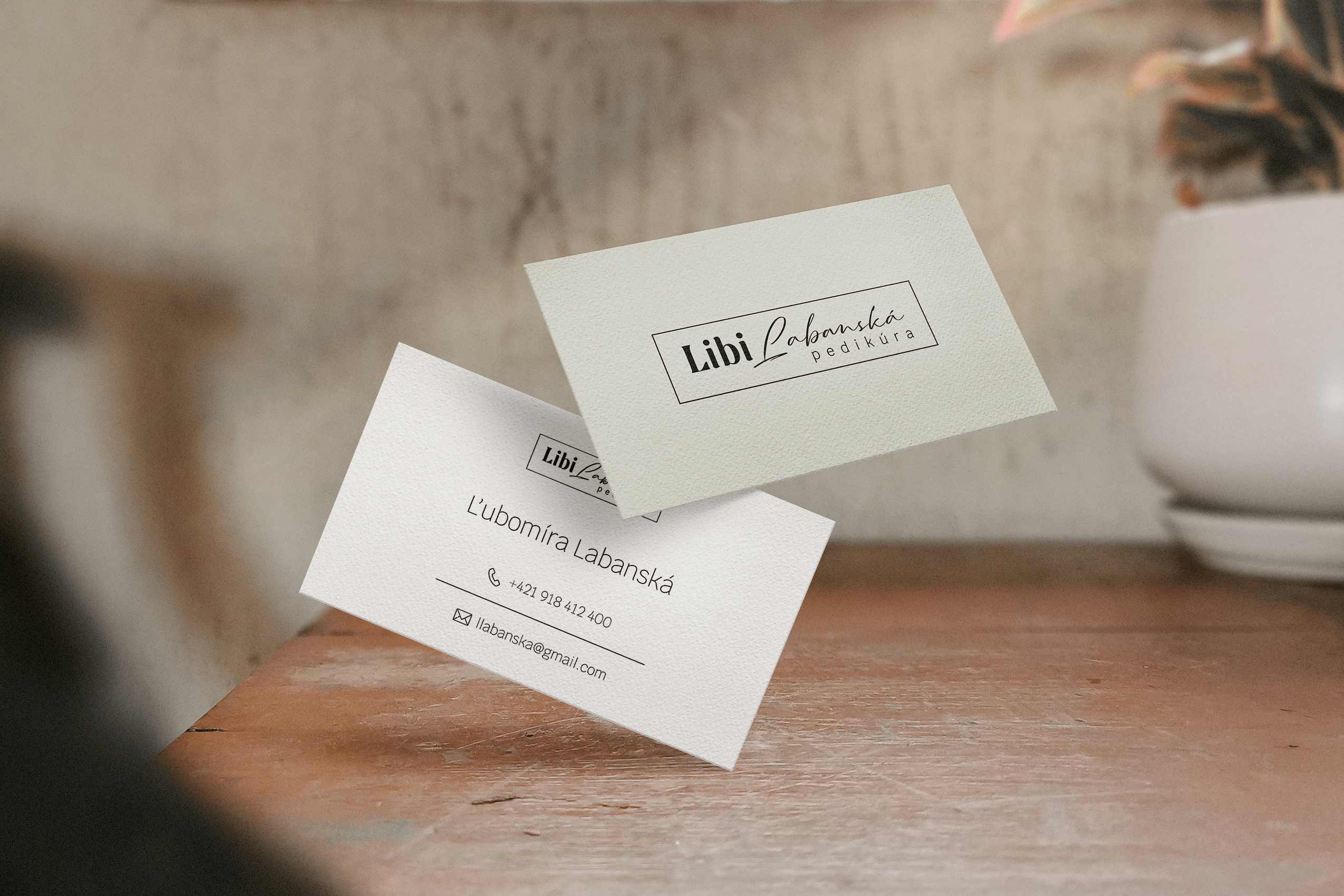 Obojstranné vizitky štúdia Libi Labanská s jemným minimalistickým dizajnom a čiernou typografiou.