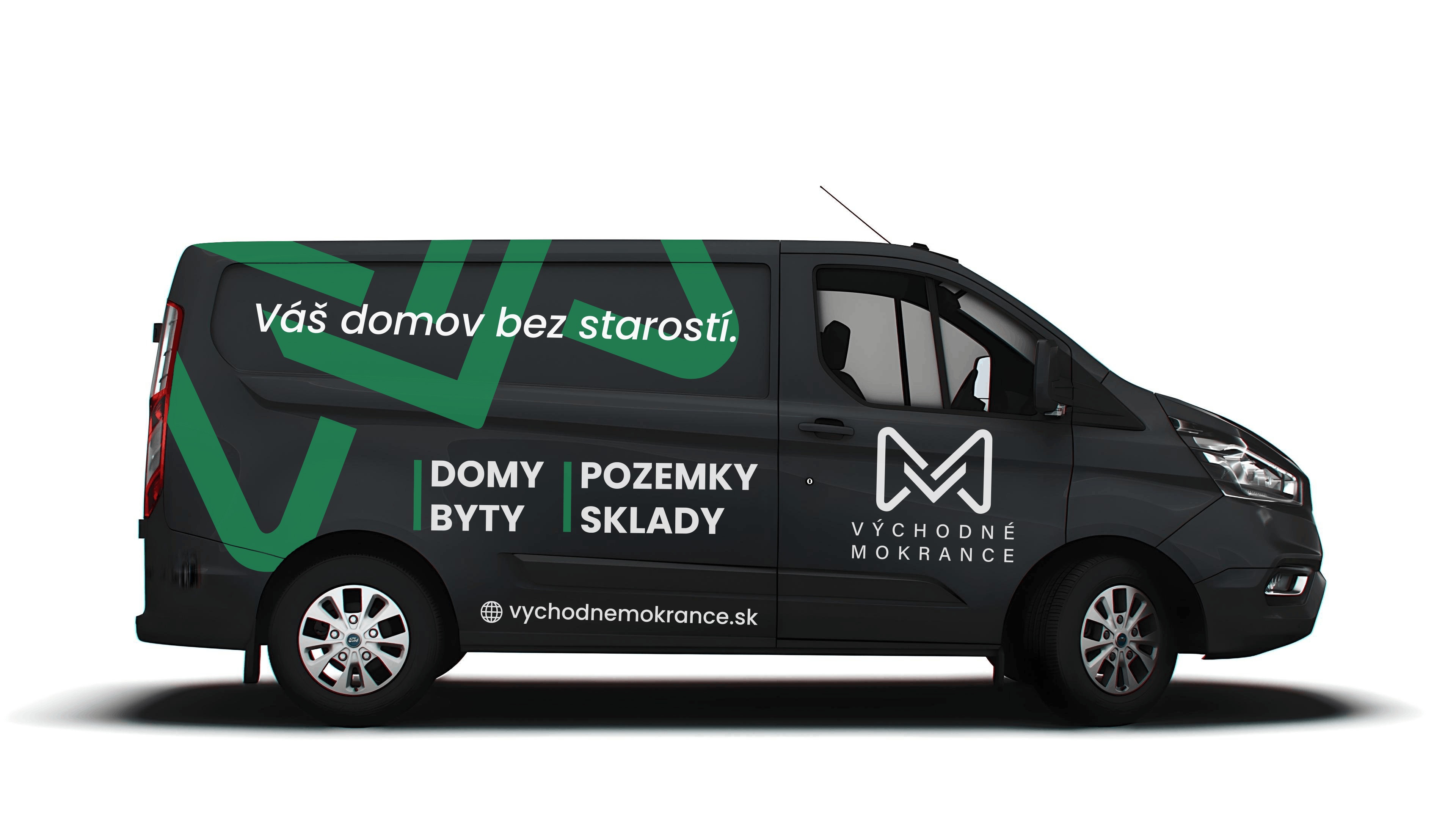 Bočný polep čiernej firemnej dodávky Východné Mokrance so zelenými geometrickými prvkami, logom a ponukou nehnuteľností.