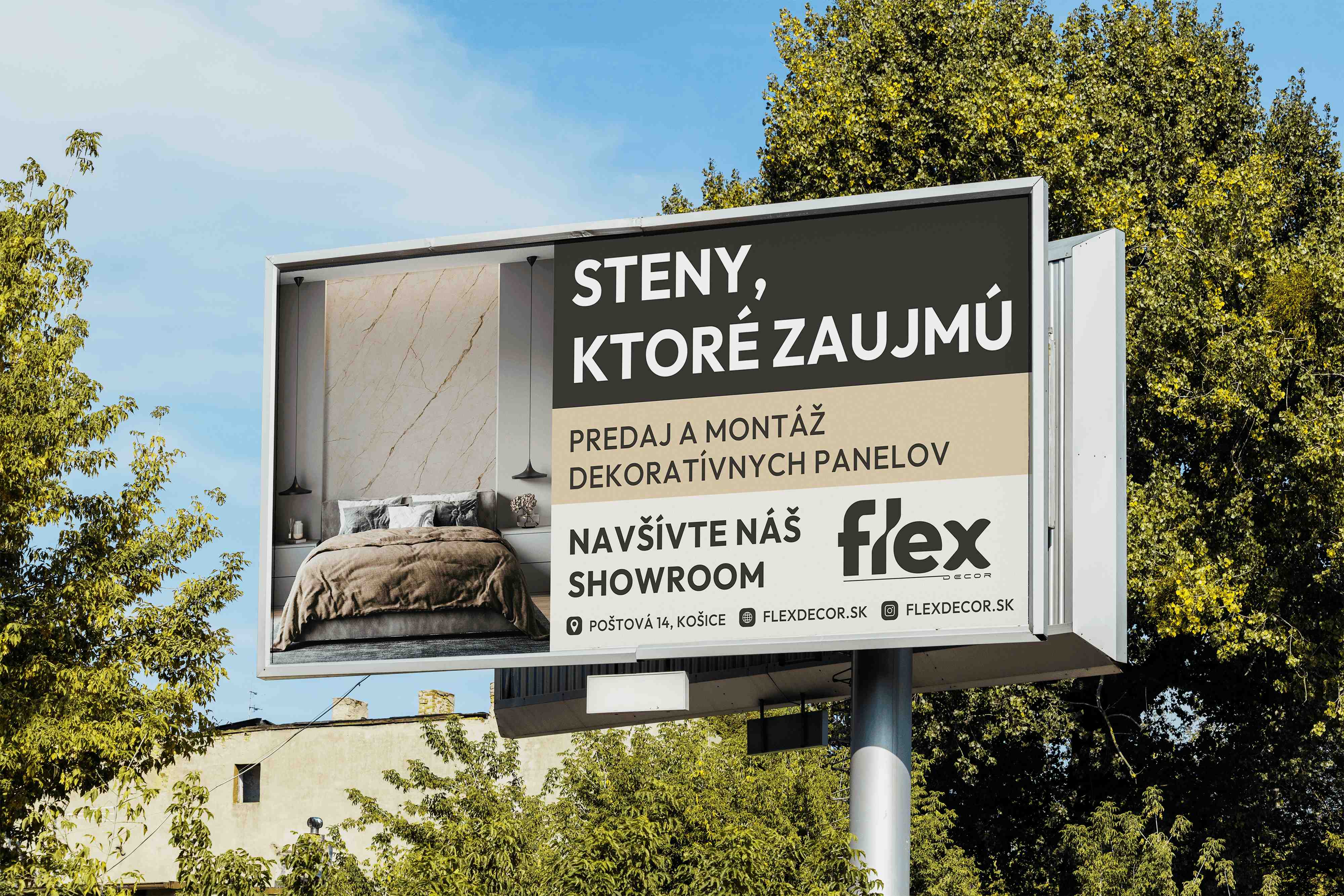 Reklamný billboard Flex Decor s fotografiou moderného interiéru, dekoratívnymi stenovými panelmi a výrazným nadpisom Steny, ktoré zaujmú.
