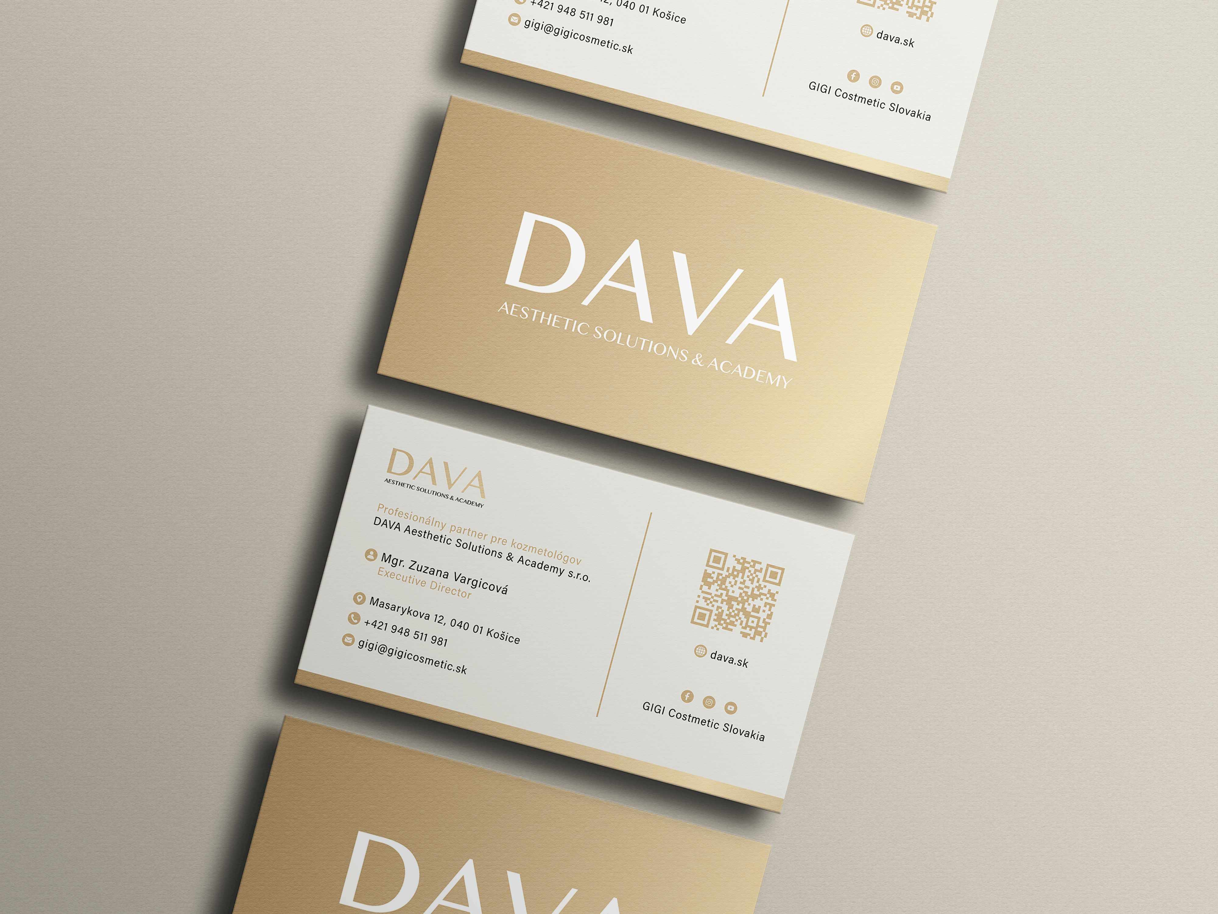 Obojstranné vizitky DAVA Aesthetic Solutions & Academy v zlatých a krémových odtieňoch s logom, kontaktnými údajmi a QR kódom.