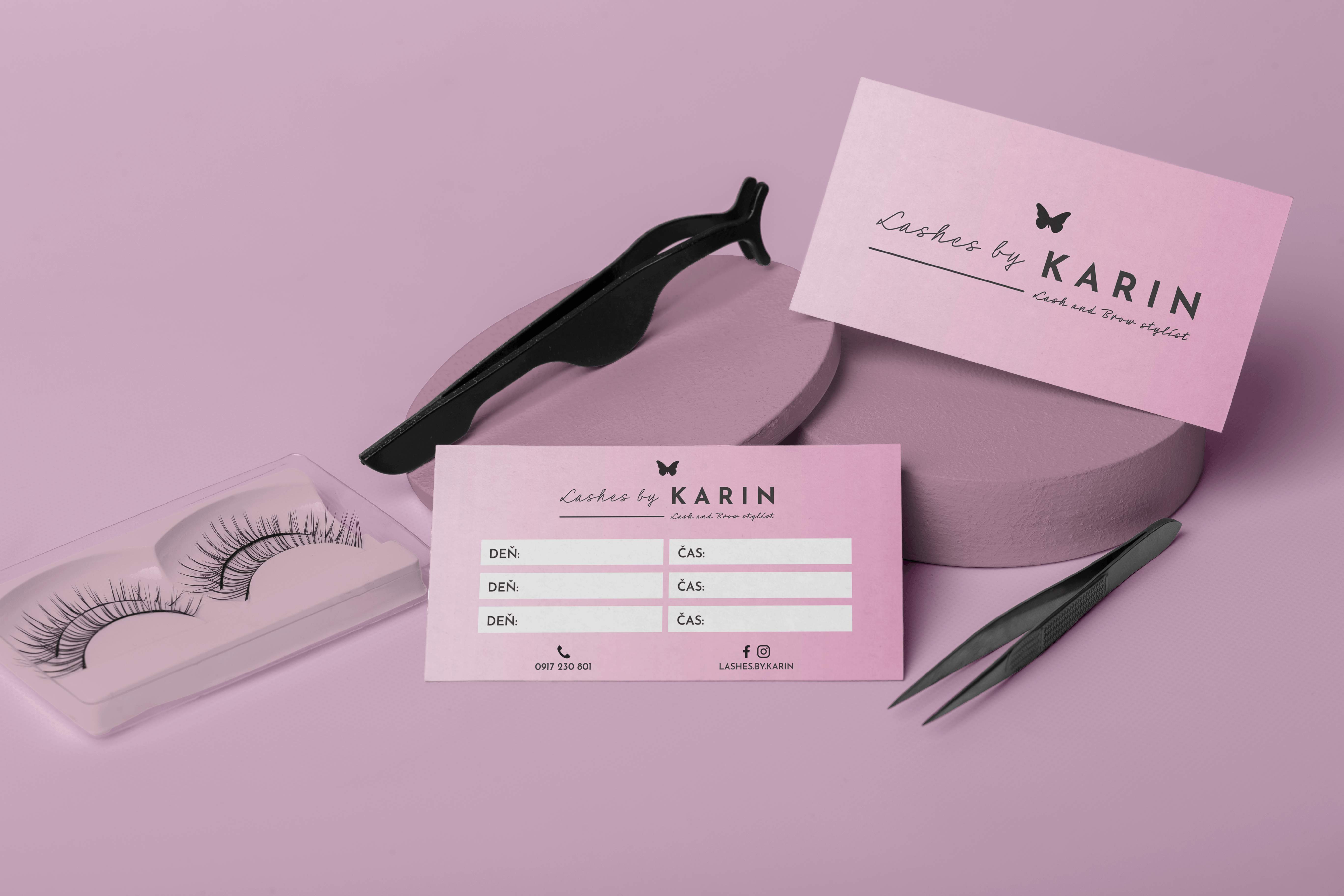Ružové objednávkové kartičky Lashes by KARIN na termíny predlžovania mihalníc s logom, tabuľkou návštev a motívom motýľa.
