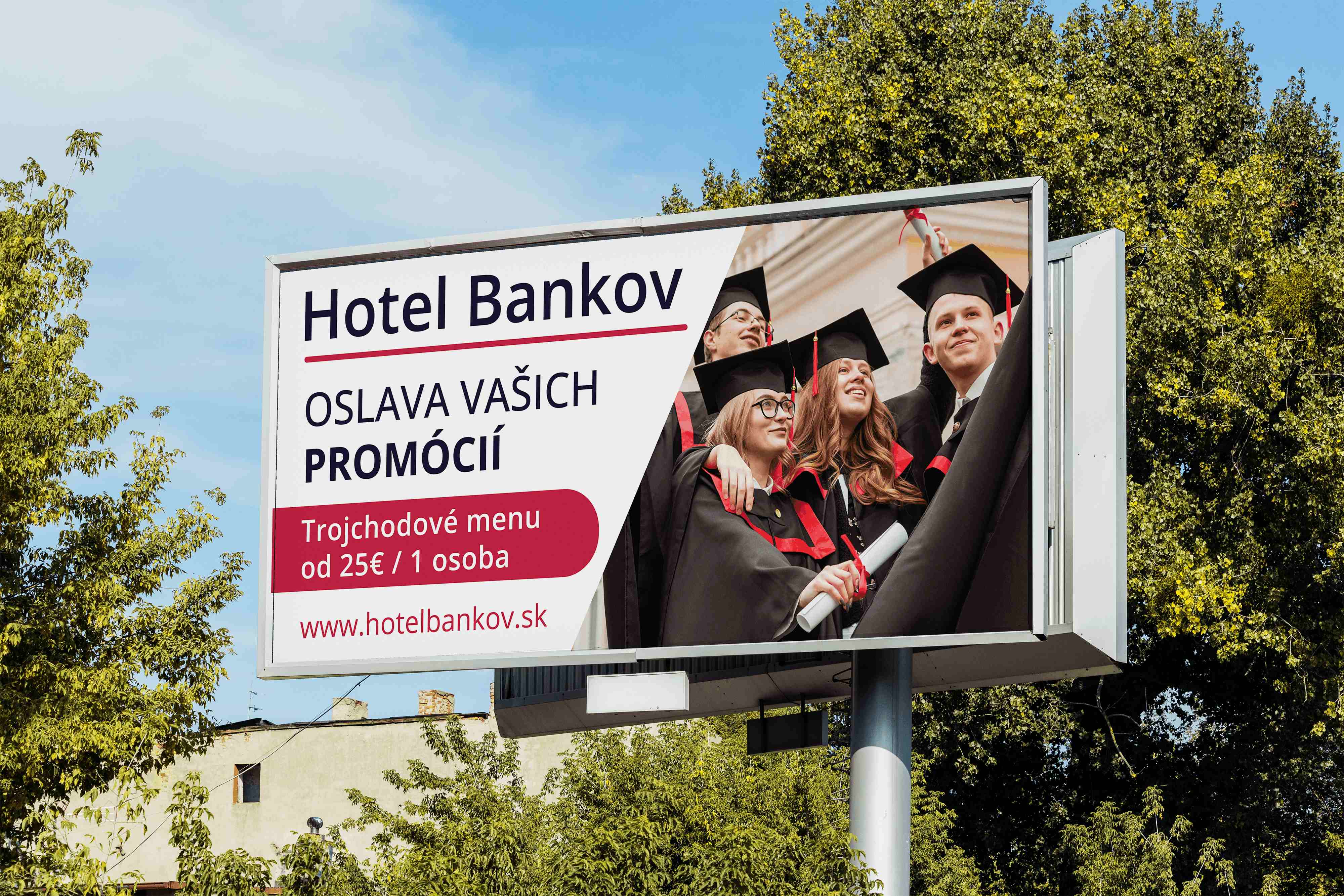 Reklamný billboard Hotela Bankov s fotografiou absolventov v promočných čiapkach a ponukou osláv promócií s trojchodovým menu.