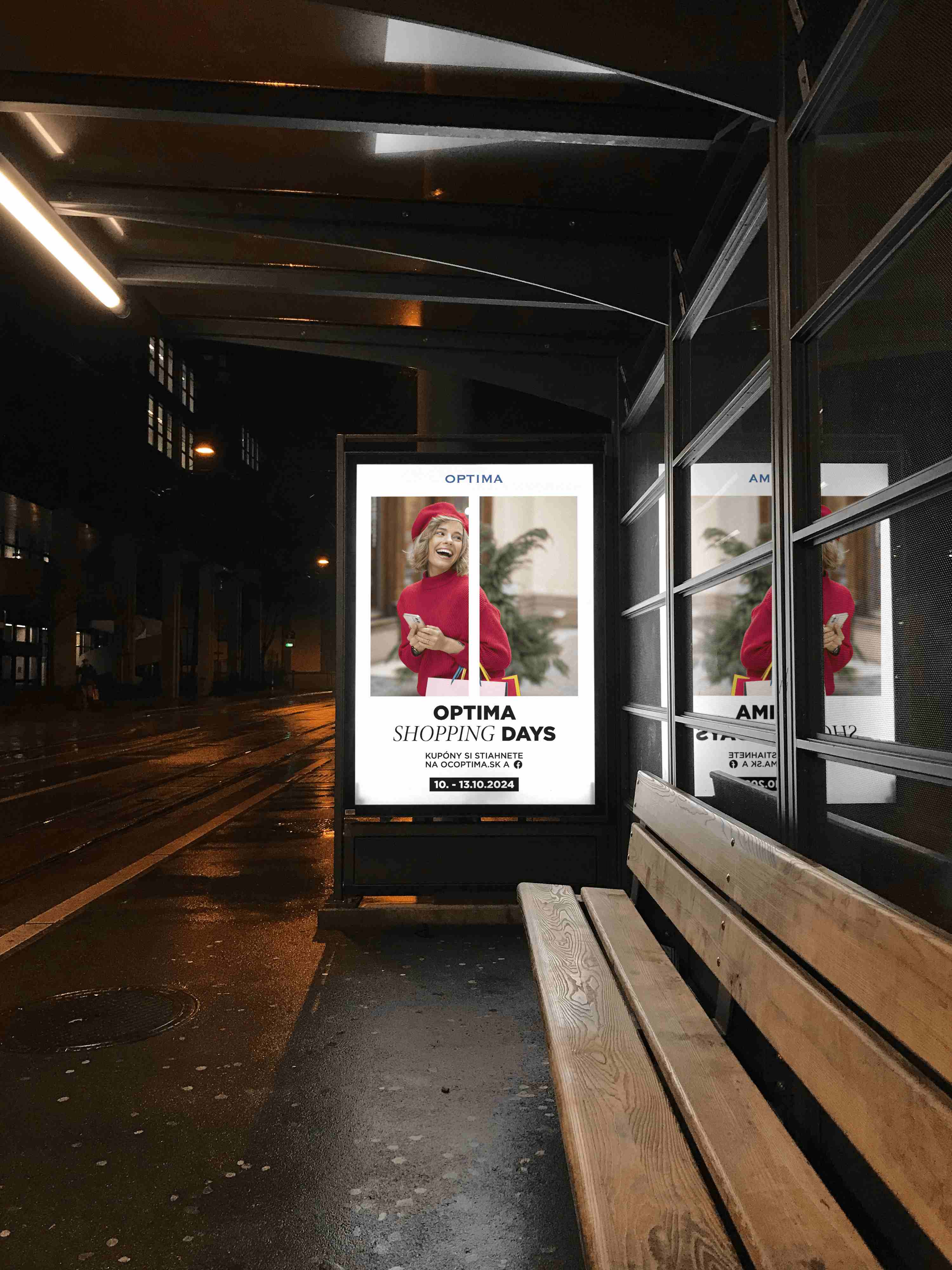 Podsvietený reklamný citylight OC Optima Shopping Days na autobusovej zastávke v noci s fotografiou ženy v červenom oblečení.