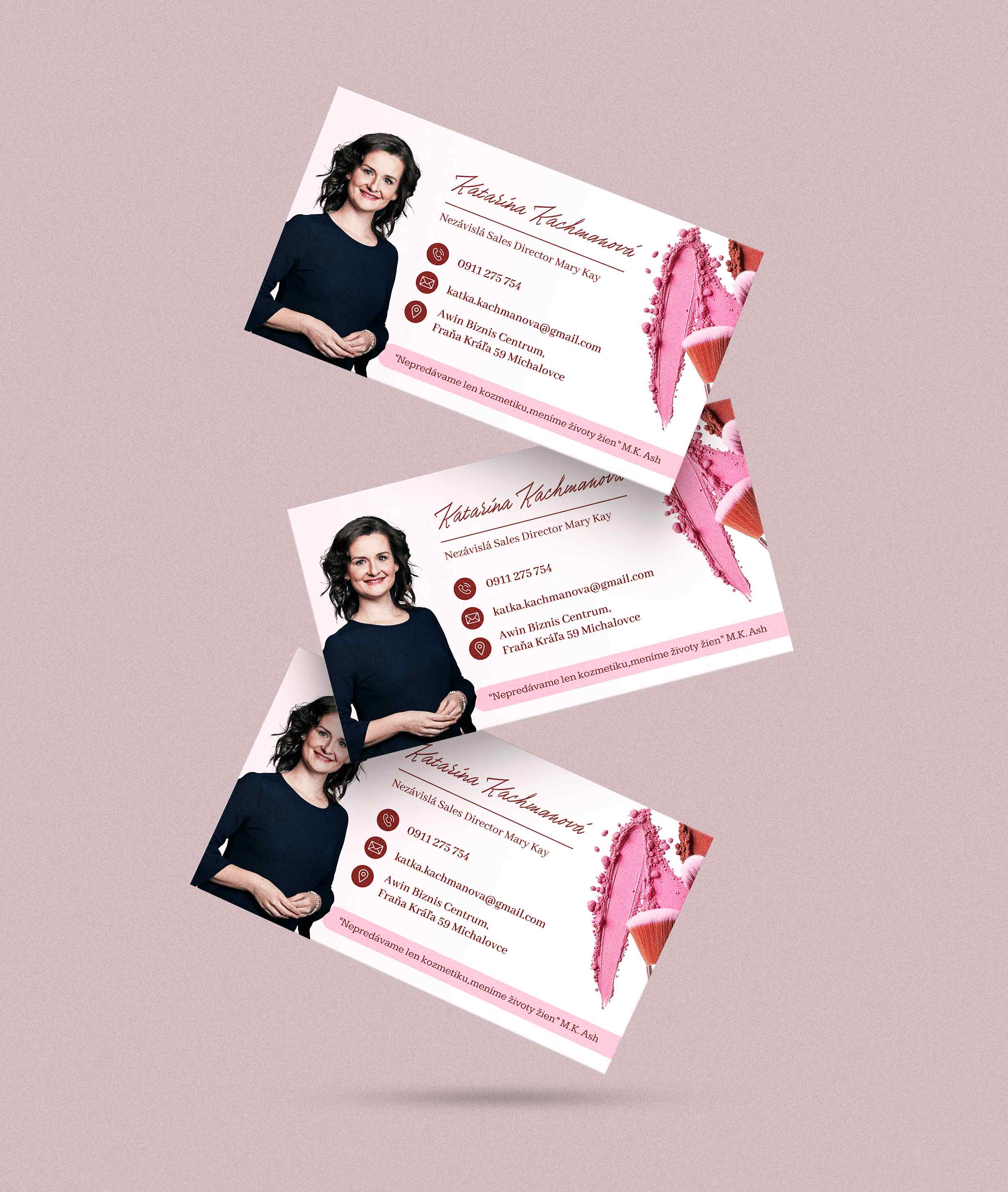 Obojstranné beauty vizitky v ružových a bielych tónoch s fotografiou kozmetickej špecialistky a kontaktnými údajmi.