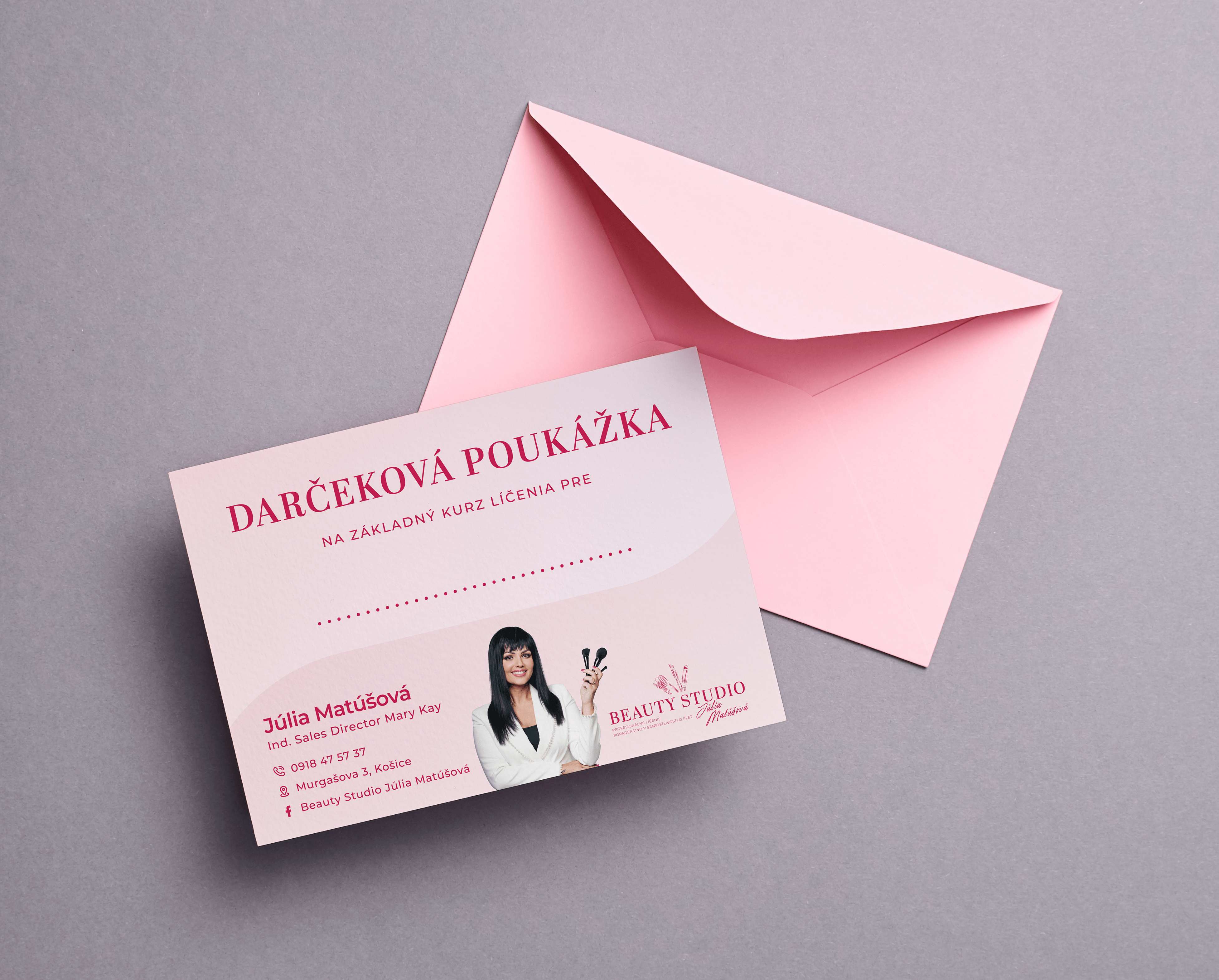 Ružová darčeková poukážka na kozmetické služby s fotografiou beauty špecialistky a ružovou obálkou.
