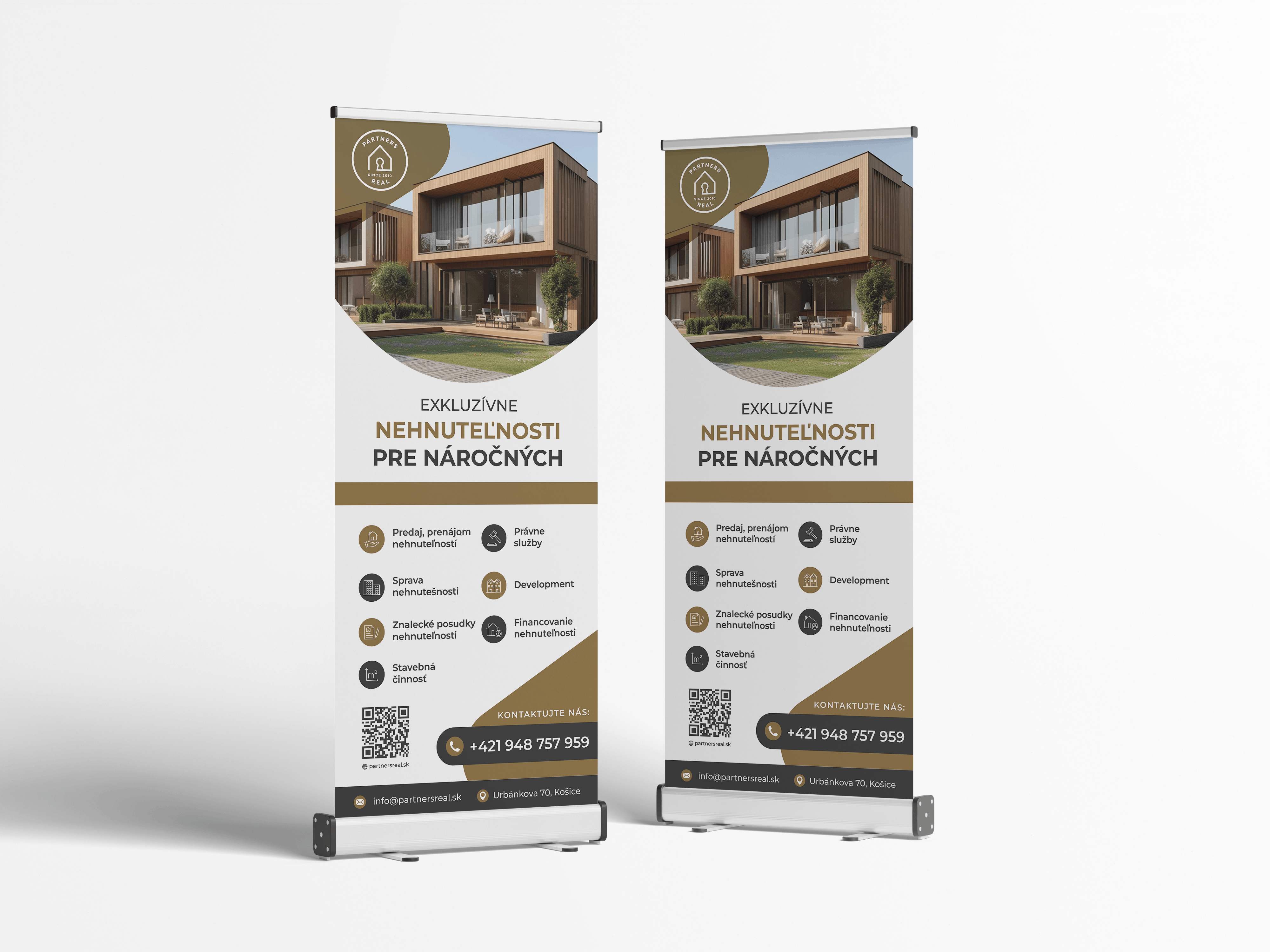 Dva reklamné roll-up bannery na propagáciu exkluzívnych nehnuteľností s fotografiou moderného domu, zlatými prvkami a QR kódom.
