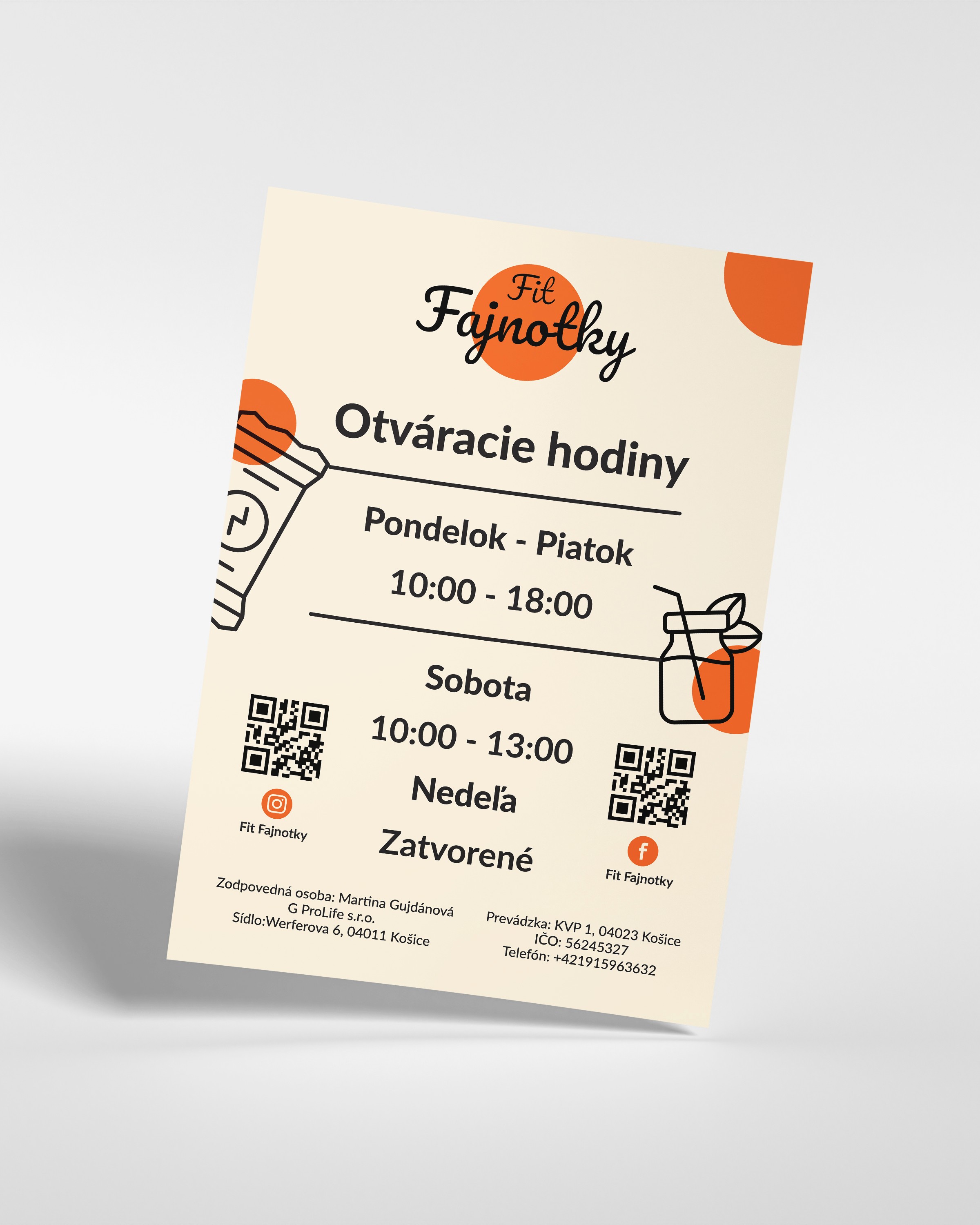 Informačný plagát Fit Fajnotky s otváracími hodinami, oranžovými ilustráciami zdravých nápojov a QR kódmi na sociálne siete.