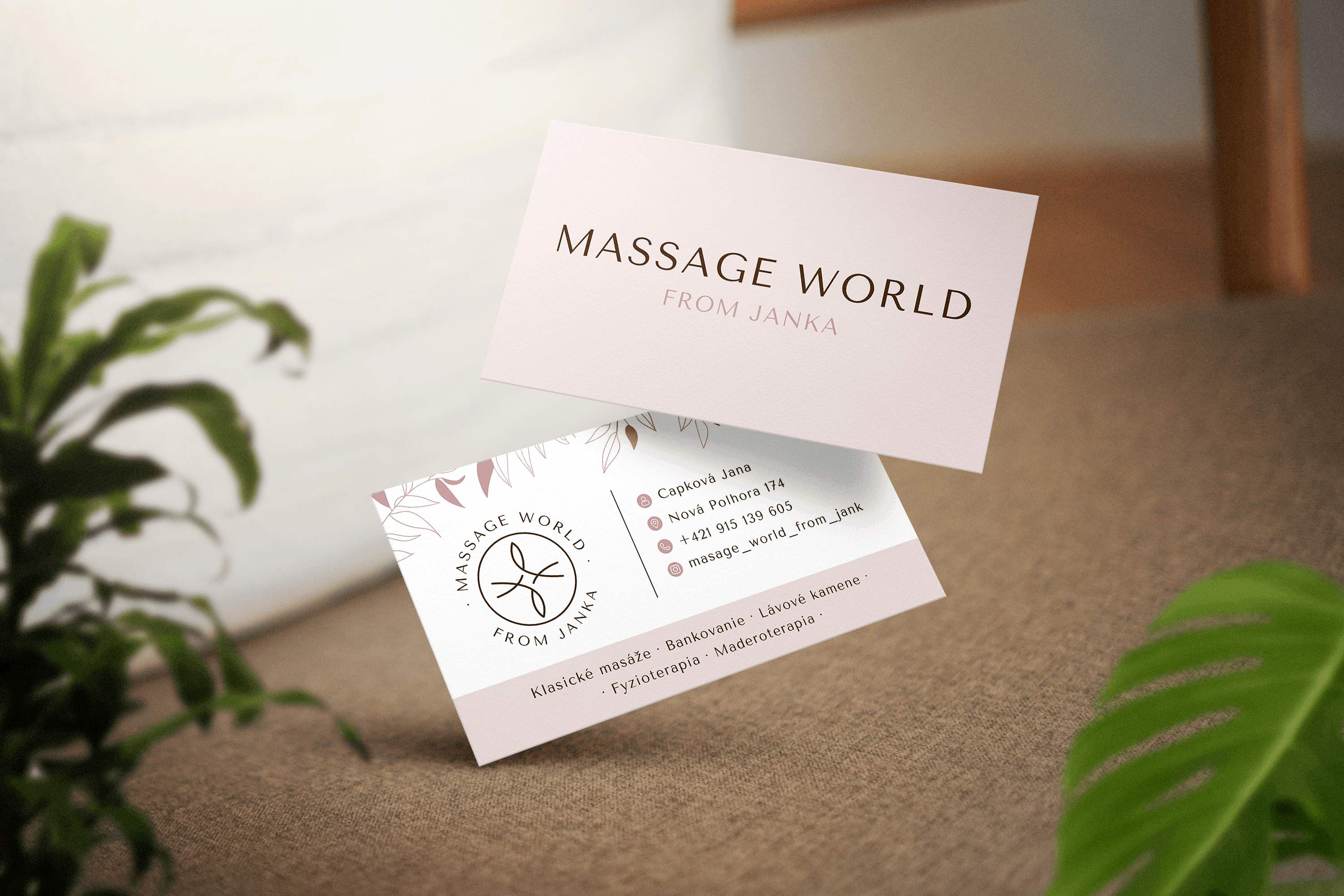 Obojstranné vizitky Massage World from Janka v jemných ružových a béžových tónoch s logom, botanickými ilustráciami a kontaktnými údajmi.