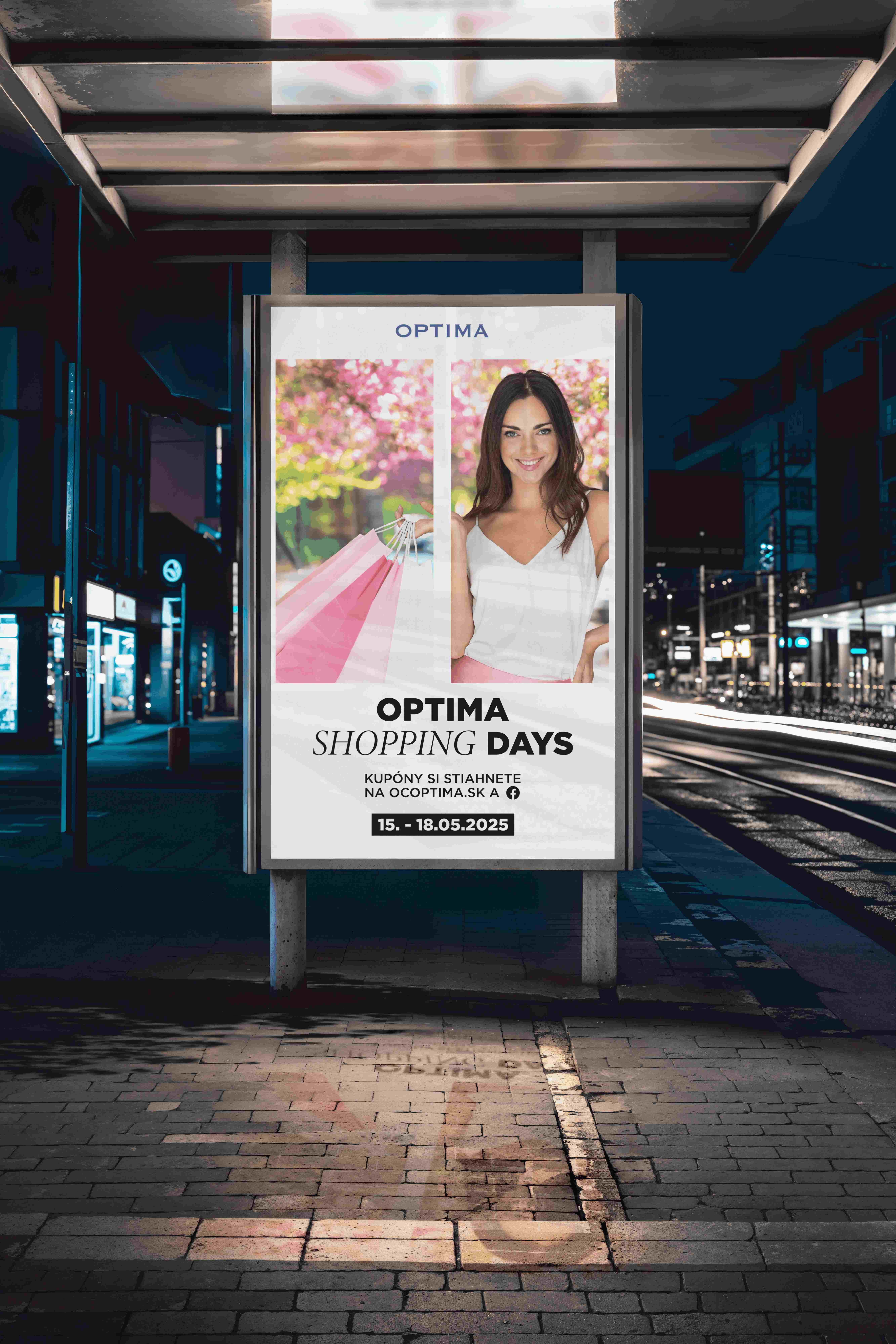 Podsvietený citylight OC Optima Shopping Days v mestskom prostredí s fotografiou ženy v bielom oblečení a ružovými nákupnými taškami.