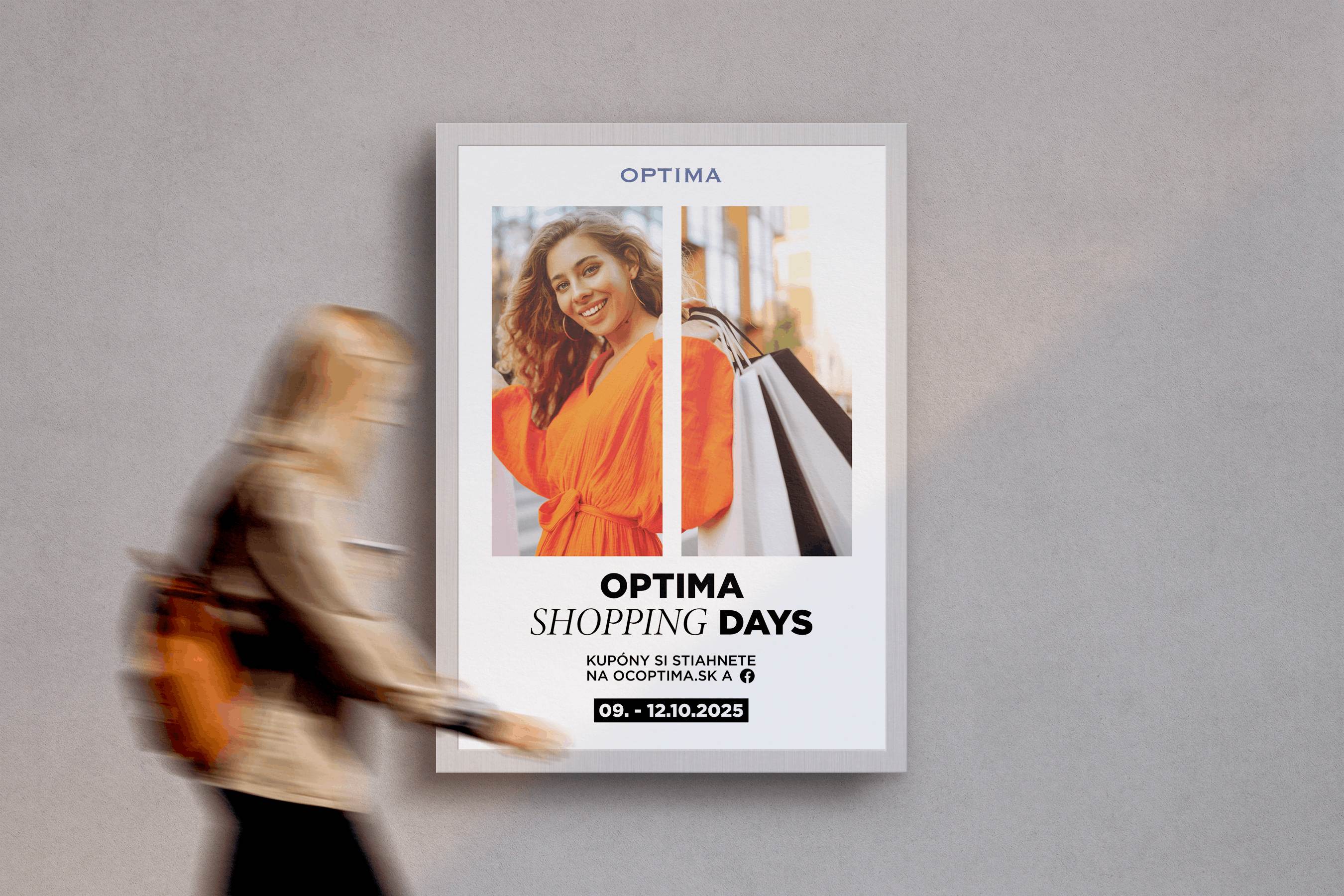 Reklamný plagát OC Optima Shopping Days s fotografiou ženy v oranžovom oblečení s nákupnými taškami a termínom októbrovej akcie.