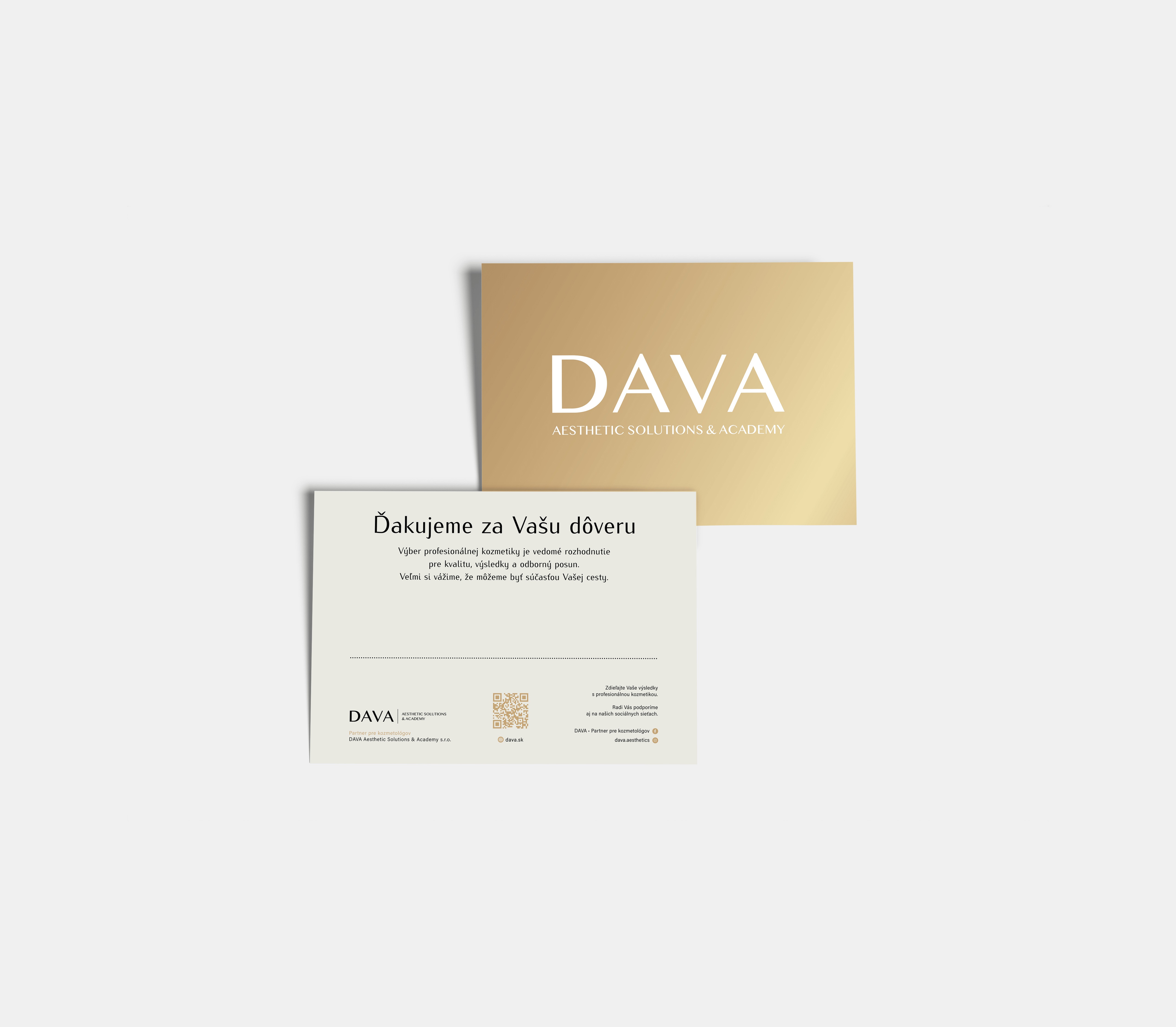 Obojstranná ďakovná kartička DAVA Aesthetic Solutions & Academy v krémovo-zlatom prevedení s logom, poďakovaním a kontaktnými údajmi.