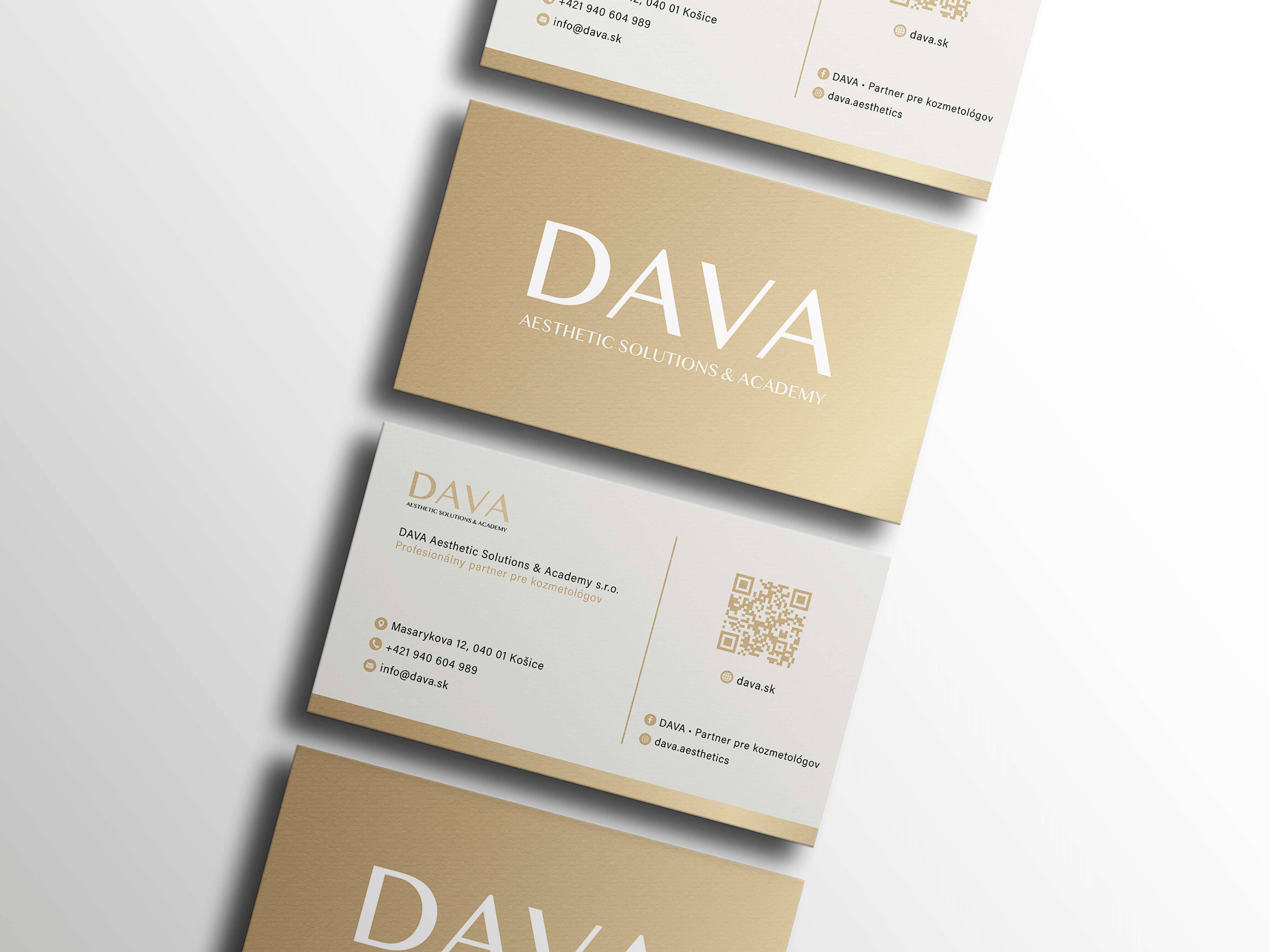 Obojstranné vizitky DAVA Aesthetic Solutions & Academy v zlatých a krémových odtieňoch s logom, kontaktnými údajmi a QR kódom.