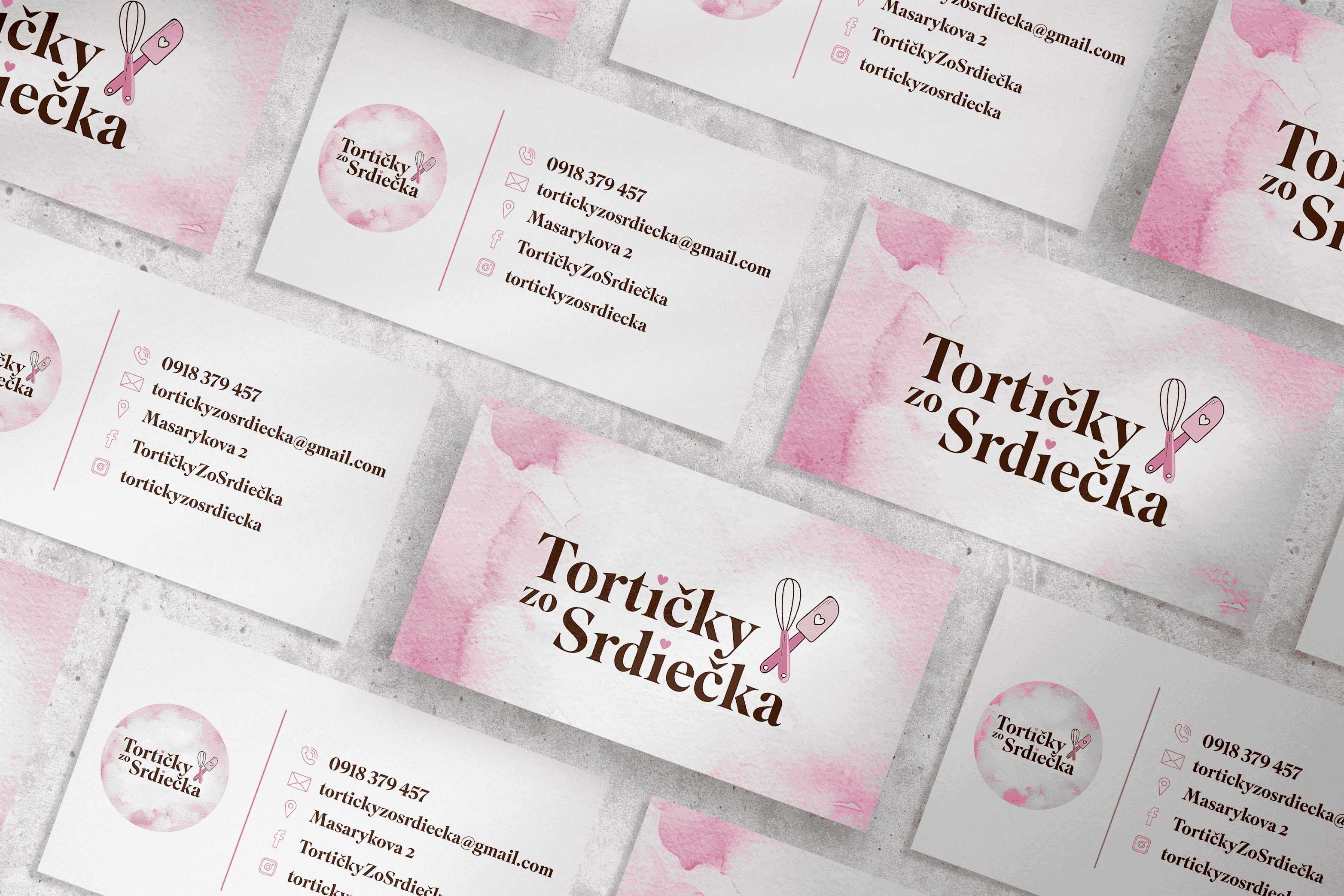 Obojstranné vizitky Tortičky zo Srdiečka s ružovým akvarelovým pozadím, hnedým logom, cukrárskymi motívmi a kontaktnými údajmi.