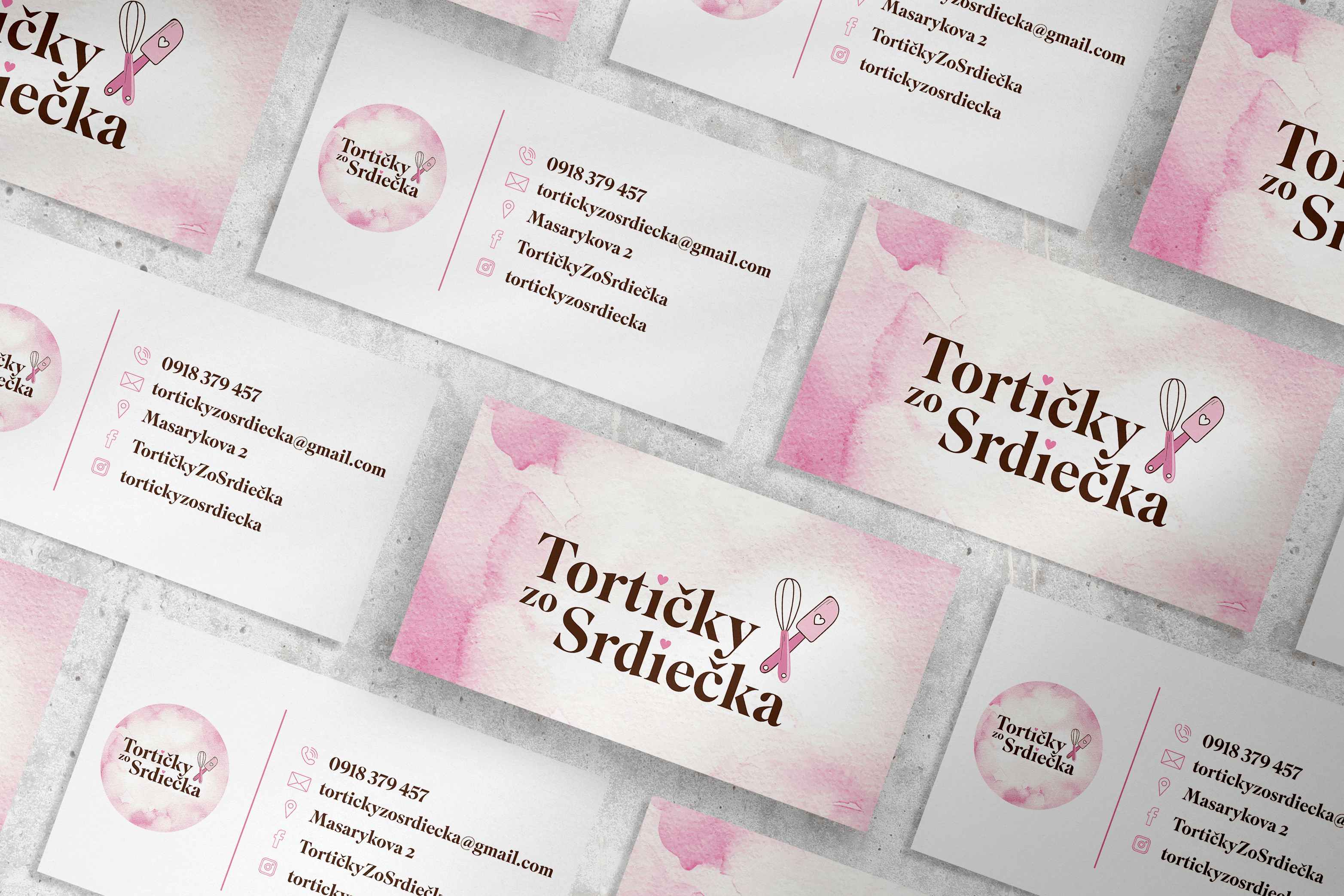 Obojstranné vizitky Tortičky zo Srdiečka s ružovým akvarelovým pozadím, logom, motívom cukrárskeho náradia a kontaktnými údajmi.