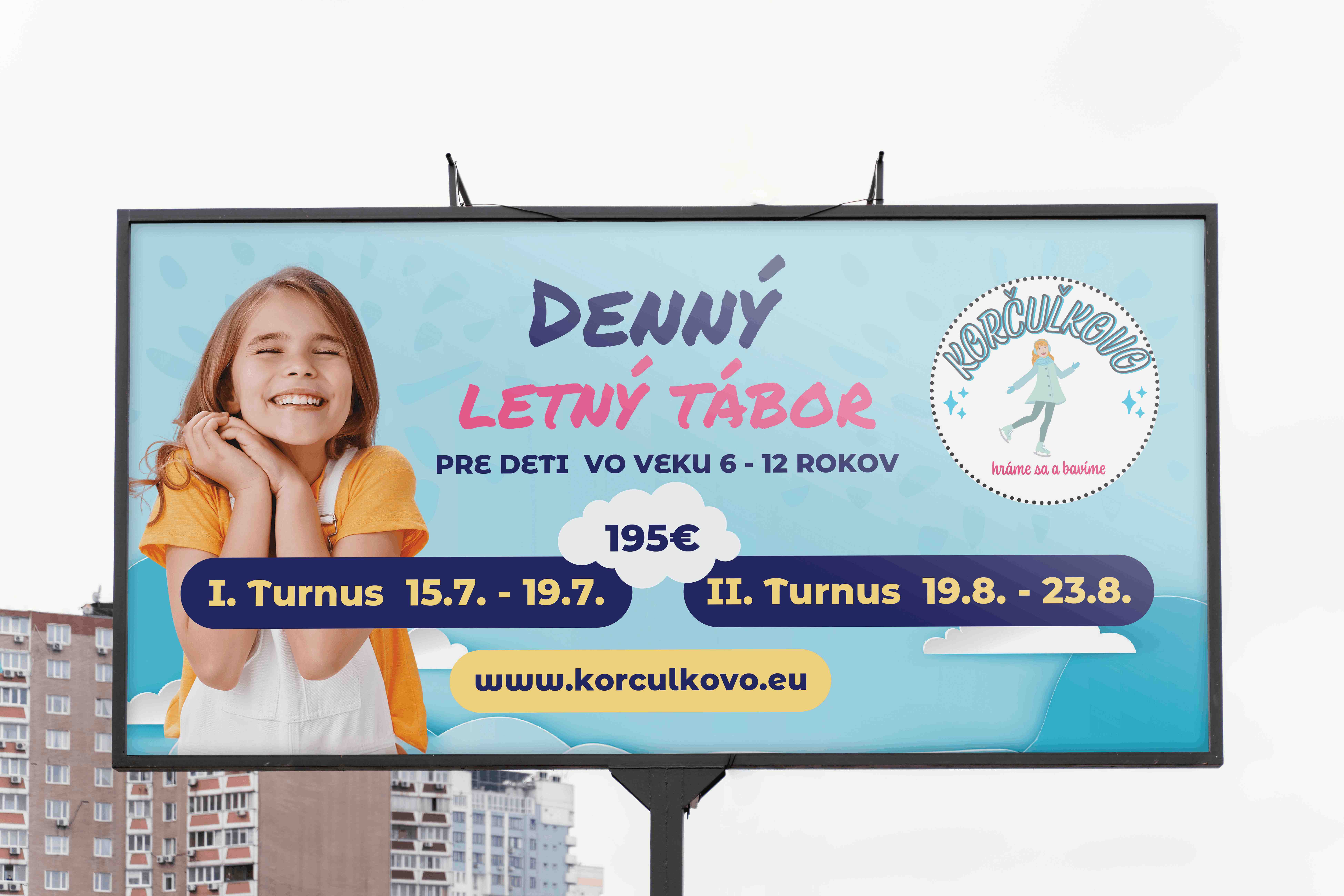 Farebný reklamný billboard Korculkovo s fotografiou dievčaťa, modrou grafikou a informáciami o denných letných táboroch pre deti.