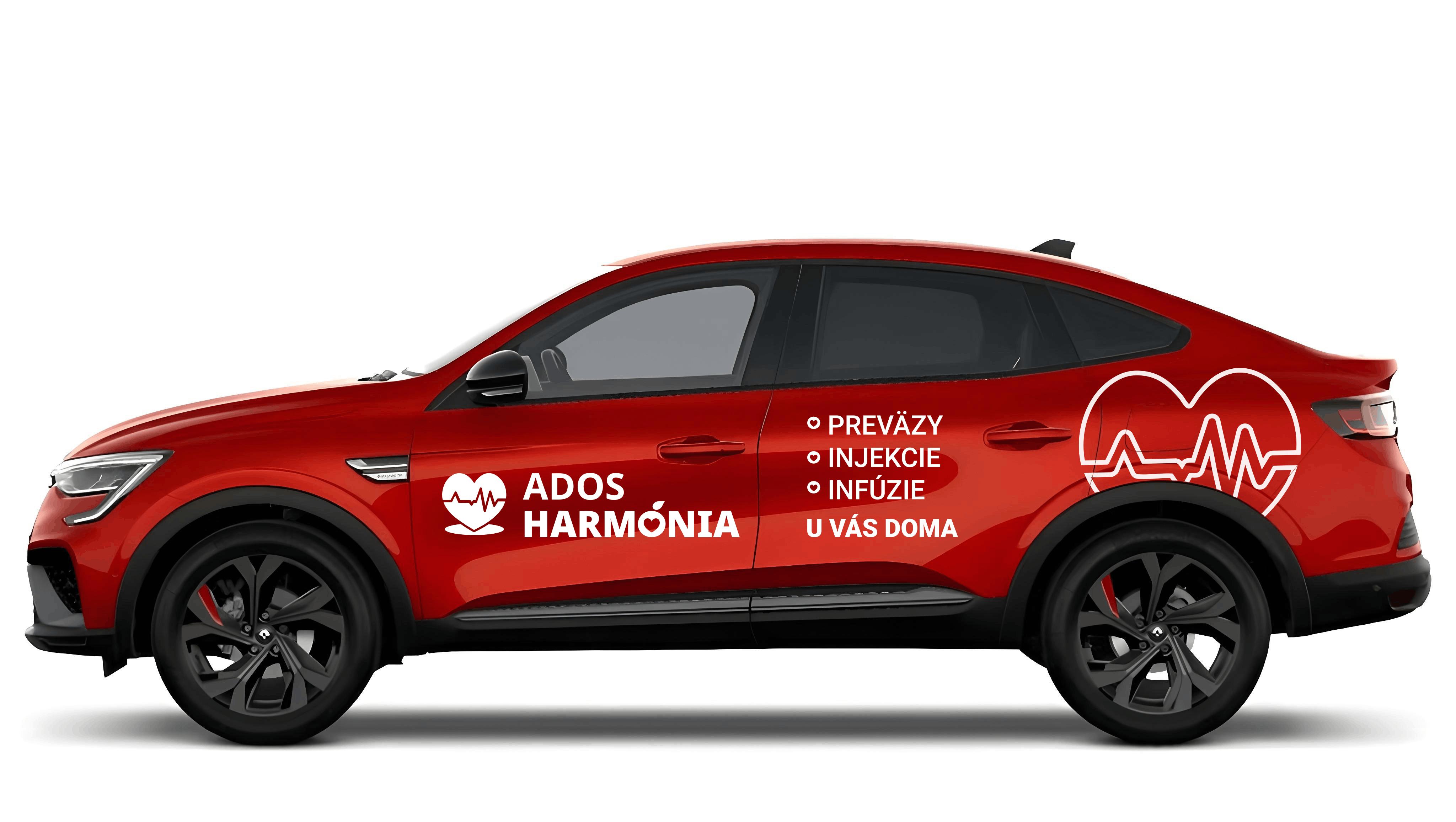 Bočný polep červeného firemného automobilu ADOS Harmónia s bielym logom, motívom srdca a prehľadom služieb domácej ošetrovateľskej starostlivosti.