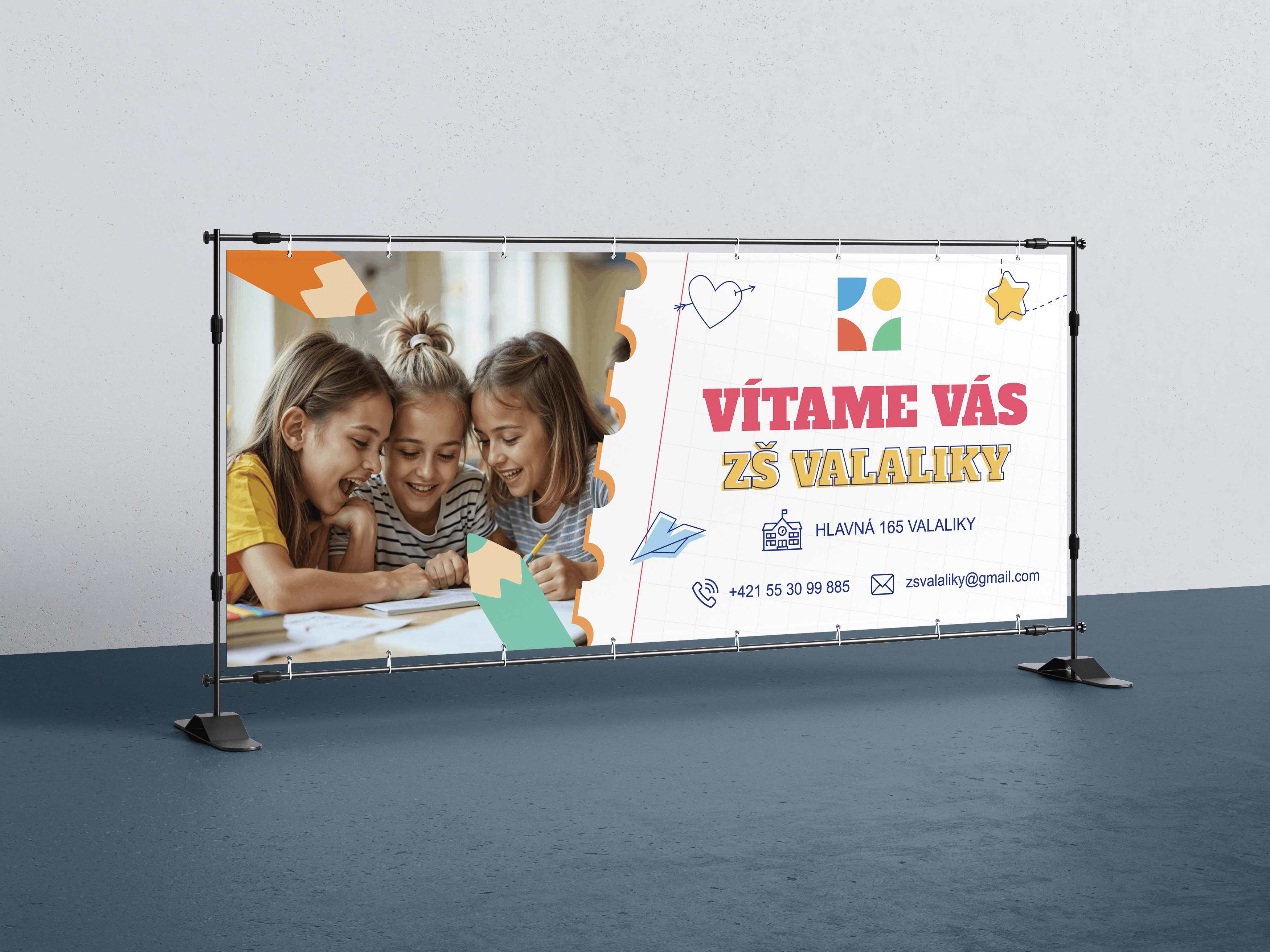 Farebná reklamná plachta ZŠ Valaliky s fotografiou detí, hravými ilustráciami a výrazným nápisom Vítame vás.