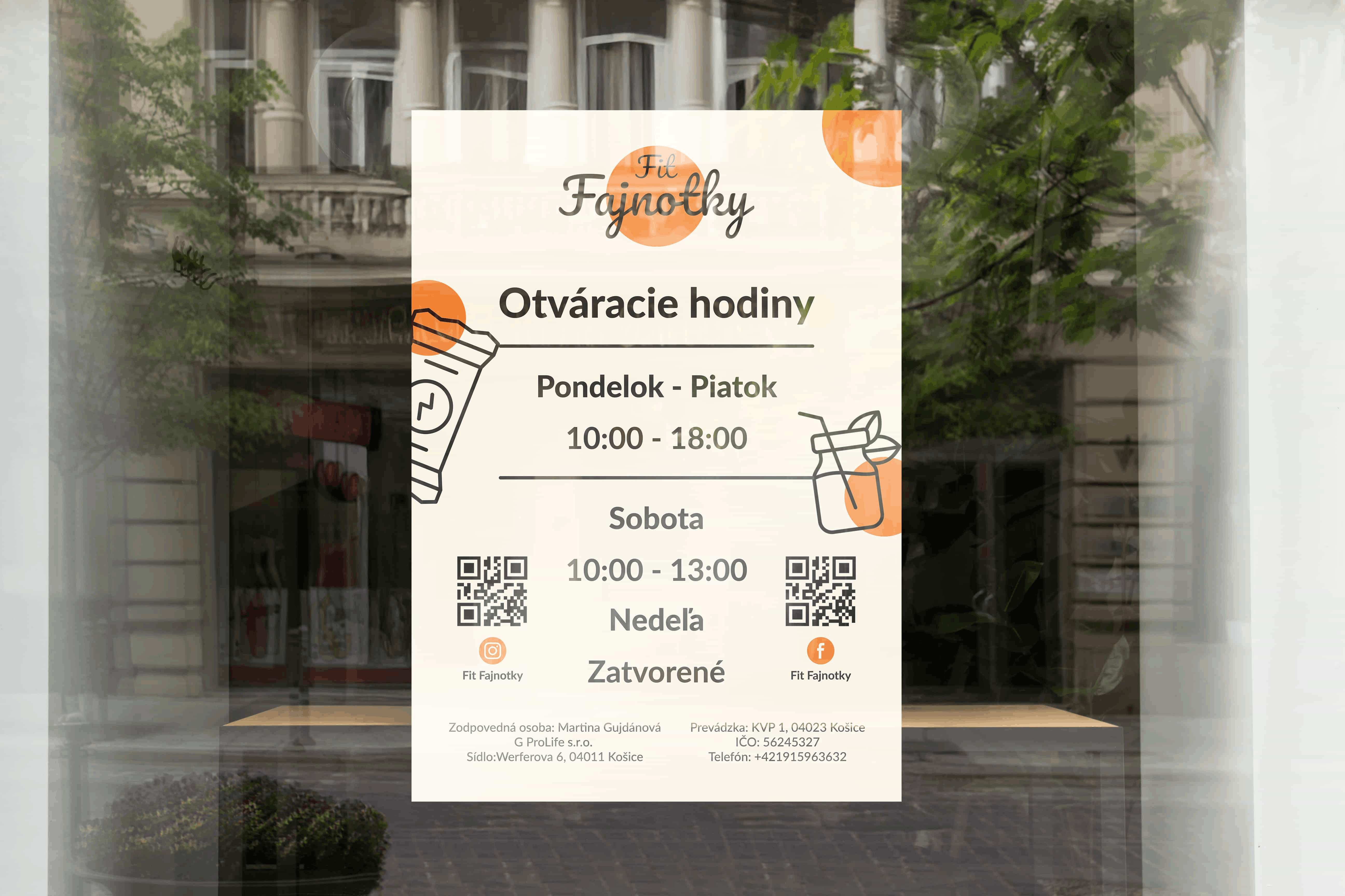 Informačný polep s otváracími hodinami Fit Fajnotky na sklenenom výklade, s oranžovými ilustráciami zdravých nápojov a QR kódmi.