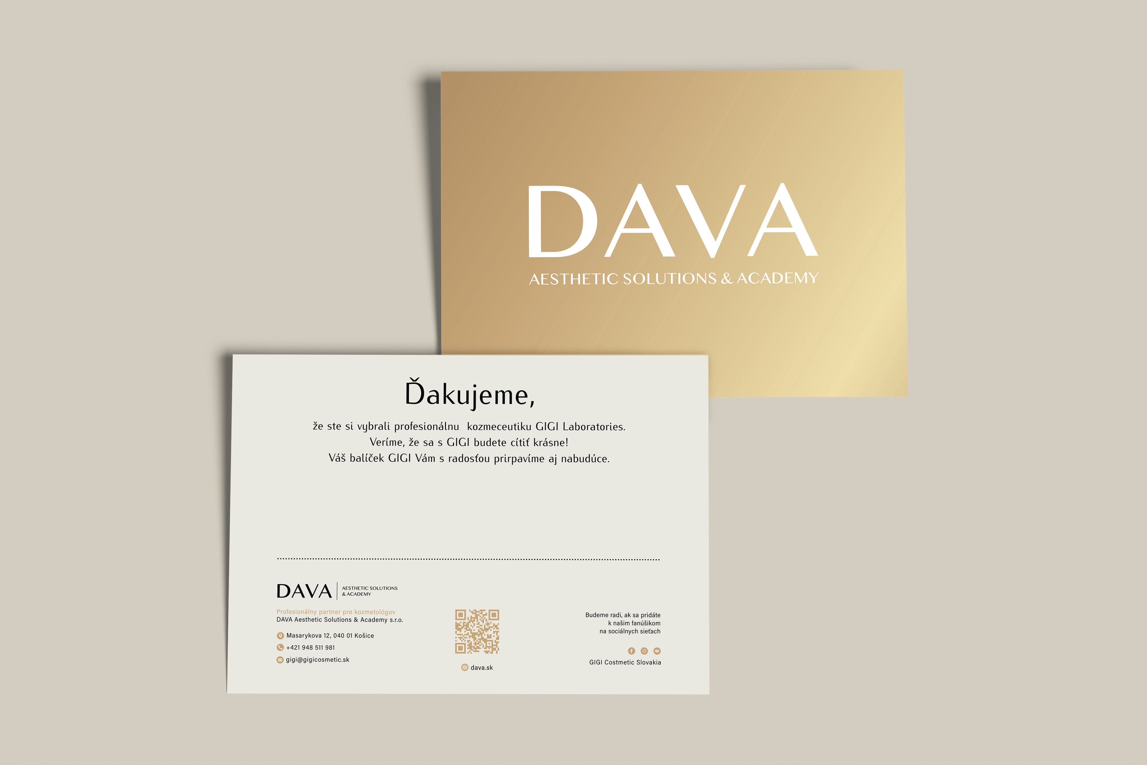 Obojstranná ďakovná kartička DAVA Aesthetic Solutions & Academy v krémovo-zlatom prevedení s logom, poďakovaním a kontaktnými údajmi.
