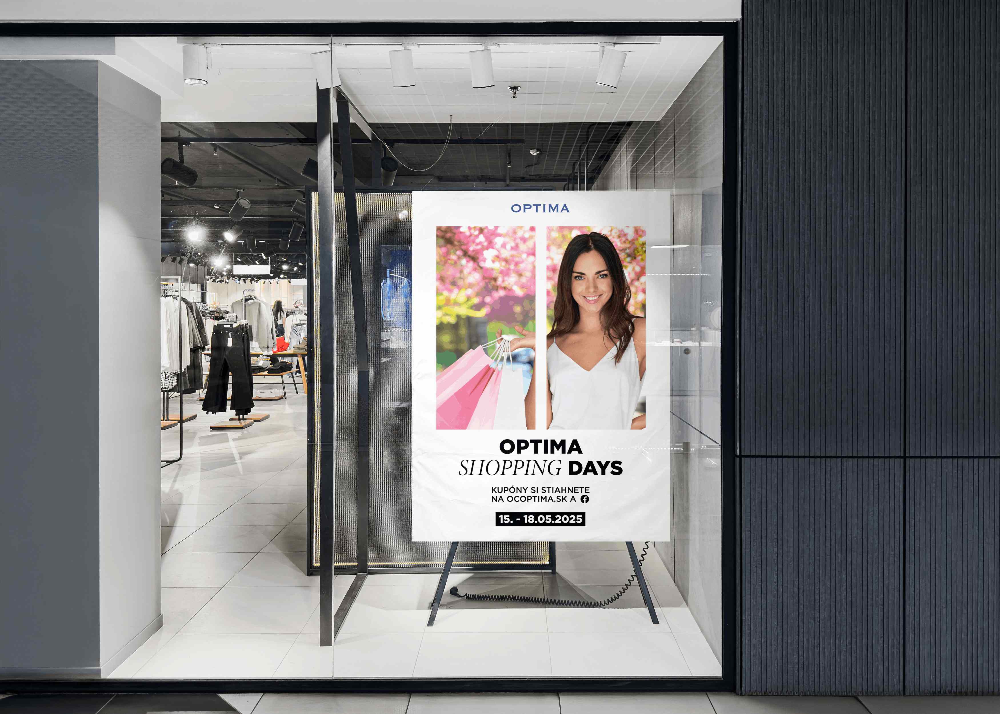 Reklamný plagát OC Optima Shopping Days vo výklade predajne s fotografiou ženy, nákupnými taškami a termínom májovej akcie.