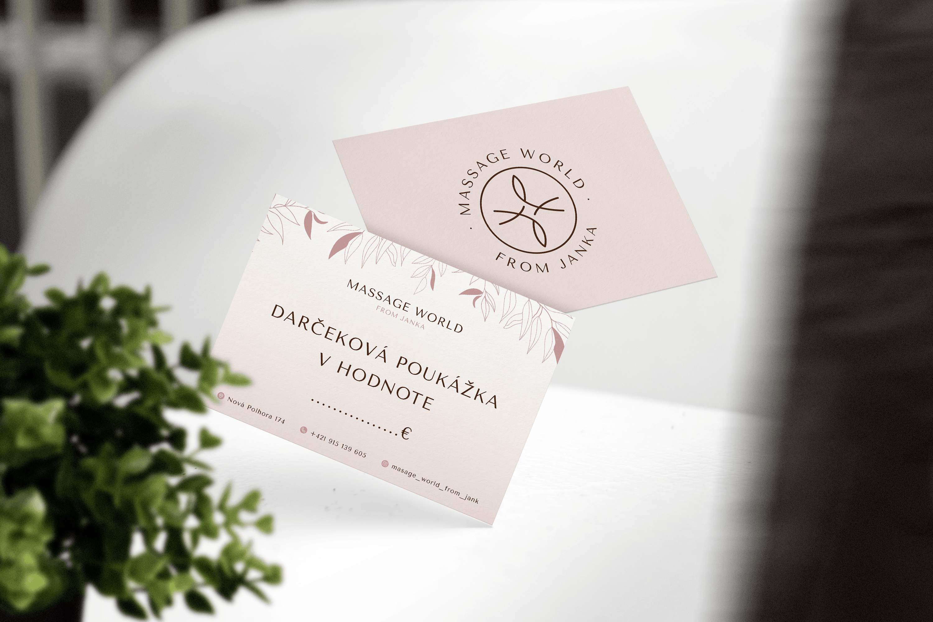 Obojstranná darčeková poukážka Massage World from Janka v svetloružovom prevedení s kruhovým logom, jemnými botanickými ilustráciami a priestorom na hodnotu poukazu.