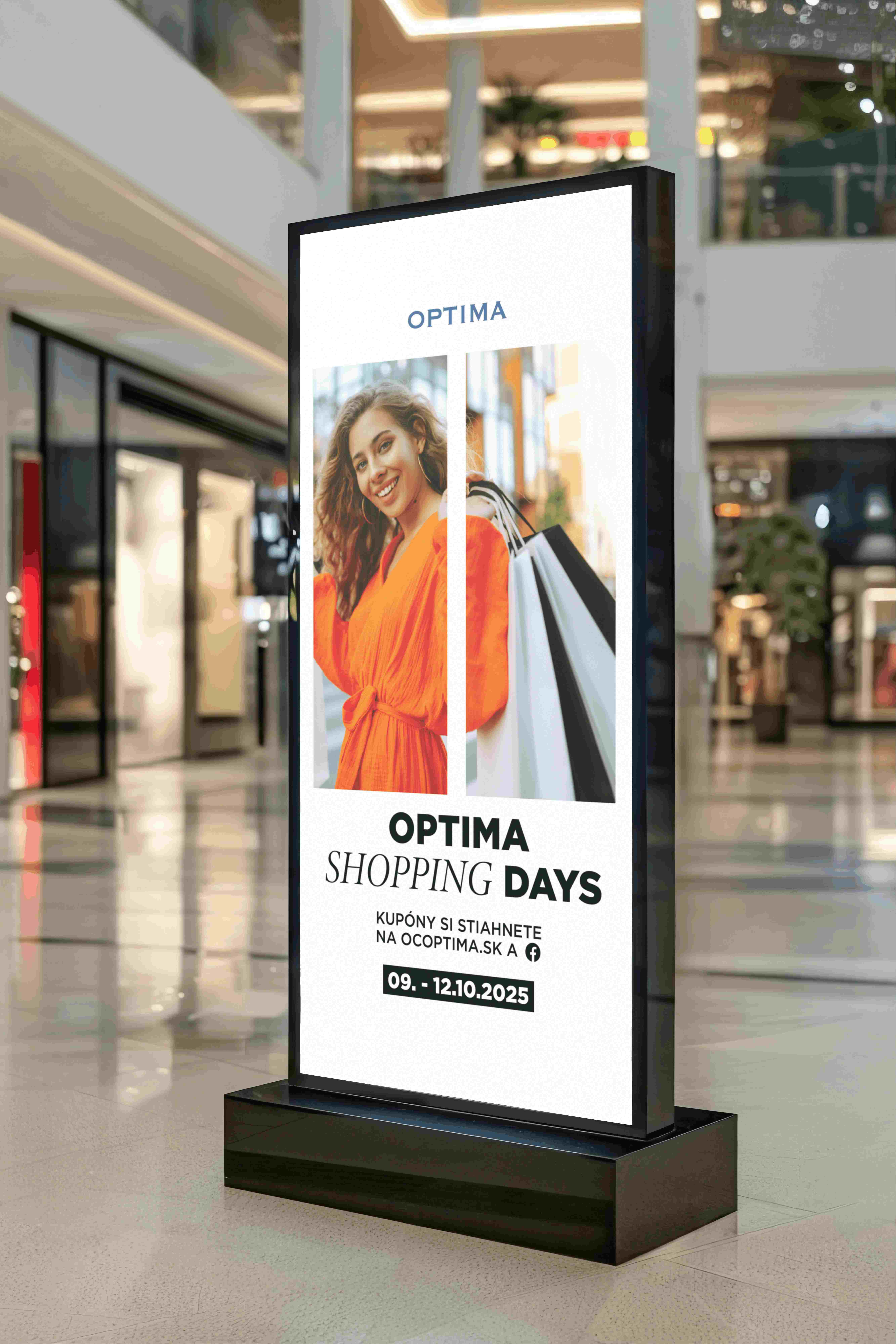 Vertikálny reklamný panel OC Optima Shopping Days v interiéri nákupného centra s fotografiou ženy v oranžovom oblečení a termínom akcie.