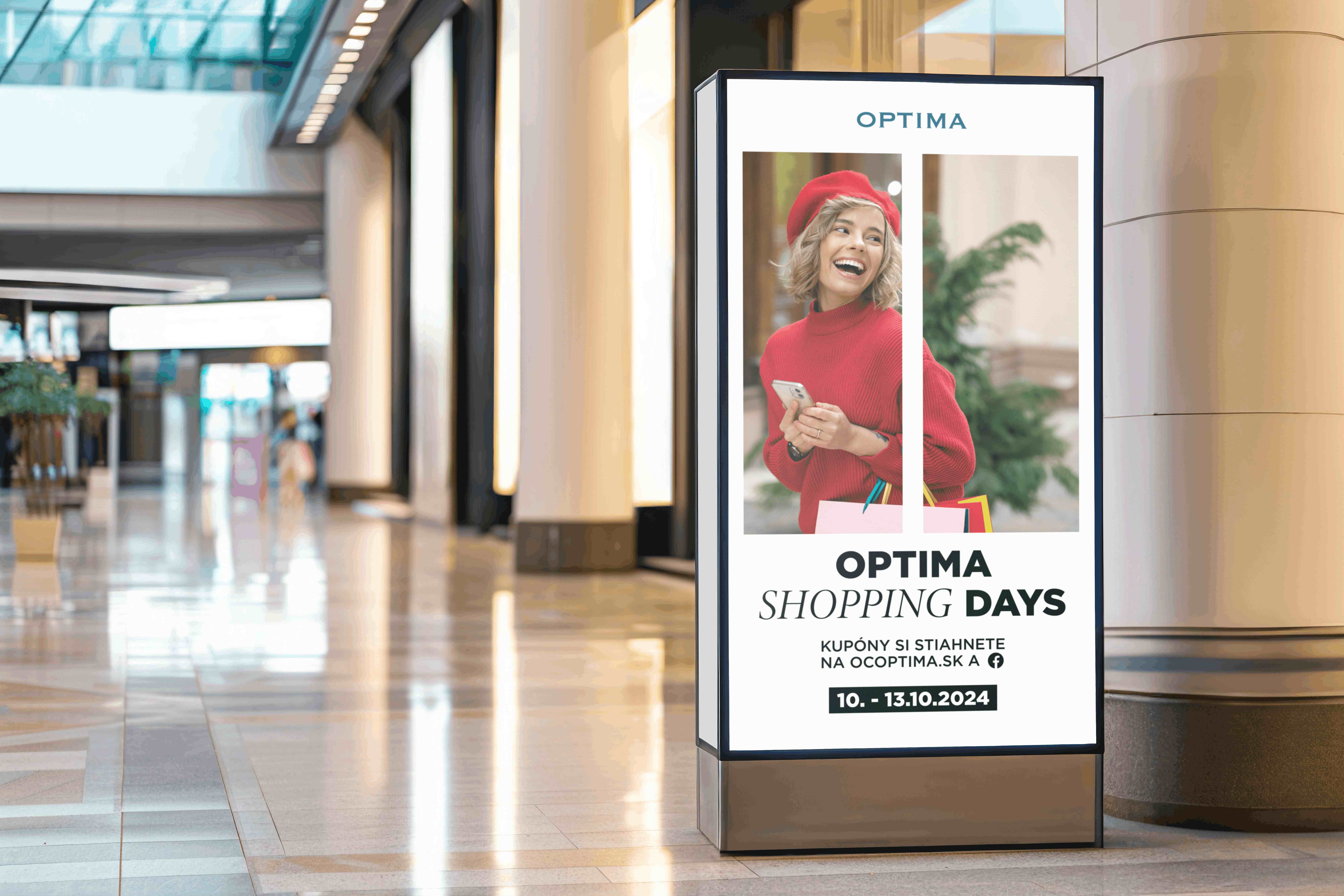 Vertikálny reklamný citylight OC Optima Shopping Days v nákupnom centre s fotografiou ženy v červenom oblečení a informáciami o októbrovej akcii.