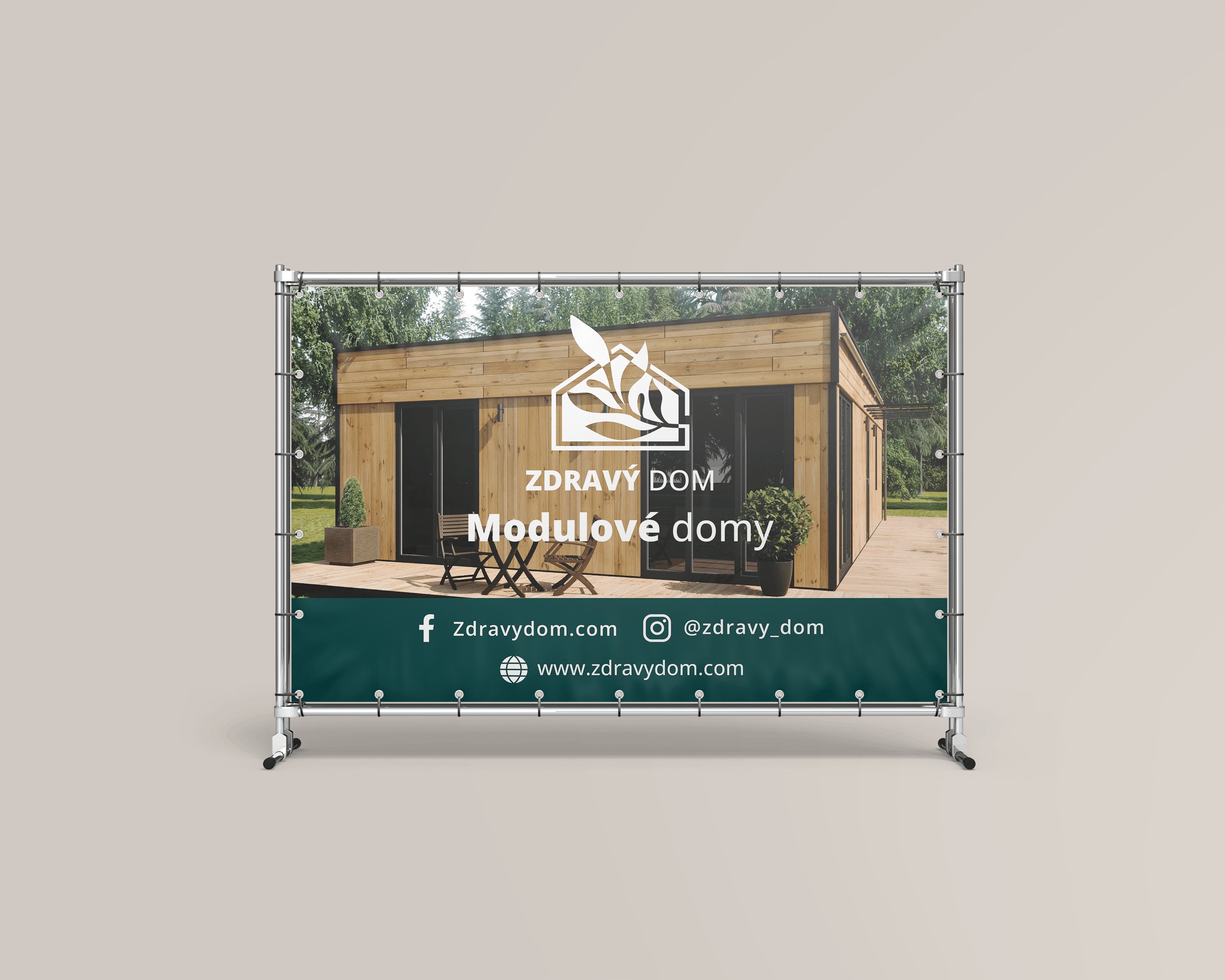 Veľkoformátová reklamná plachta Zdravý domov s fotografiou modulového domu, bielym logom a kontaktnými údajmi na tmavozelenom pozadí.