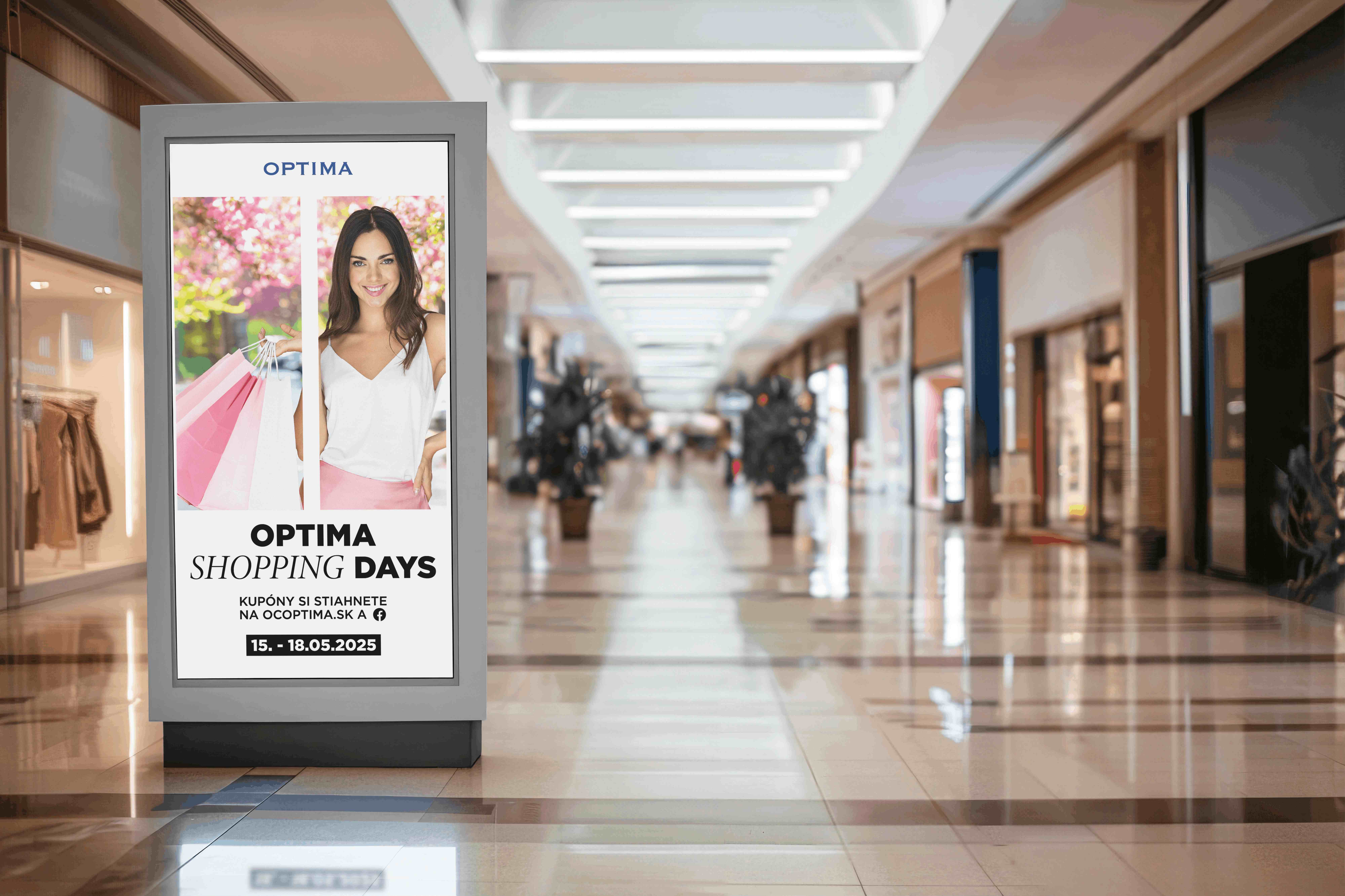 Vertikálny reklamný panel OC Optima Shopping Days v nákupnej galérii s fotografiou ženy v bielom oblečení a farebnými nákupnými taškami.