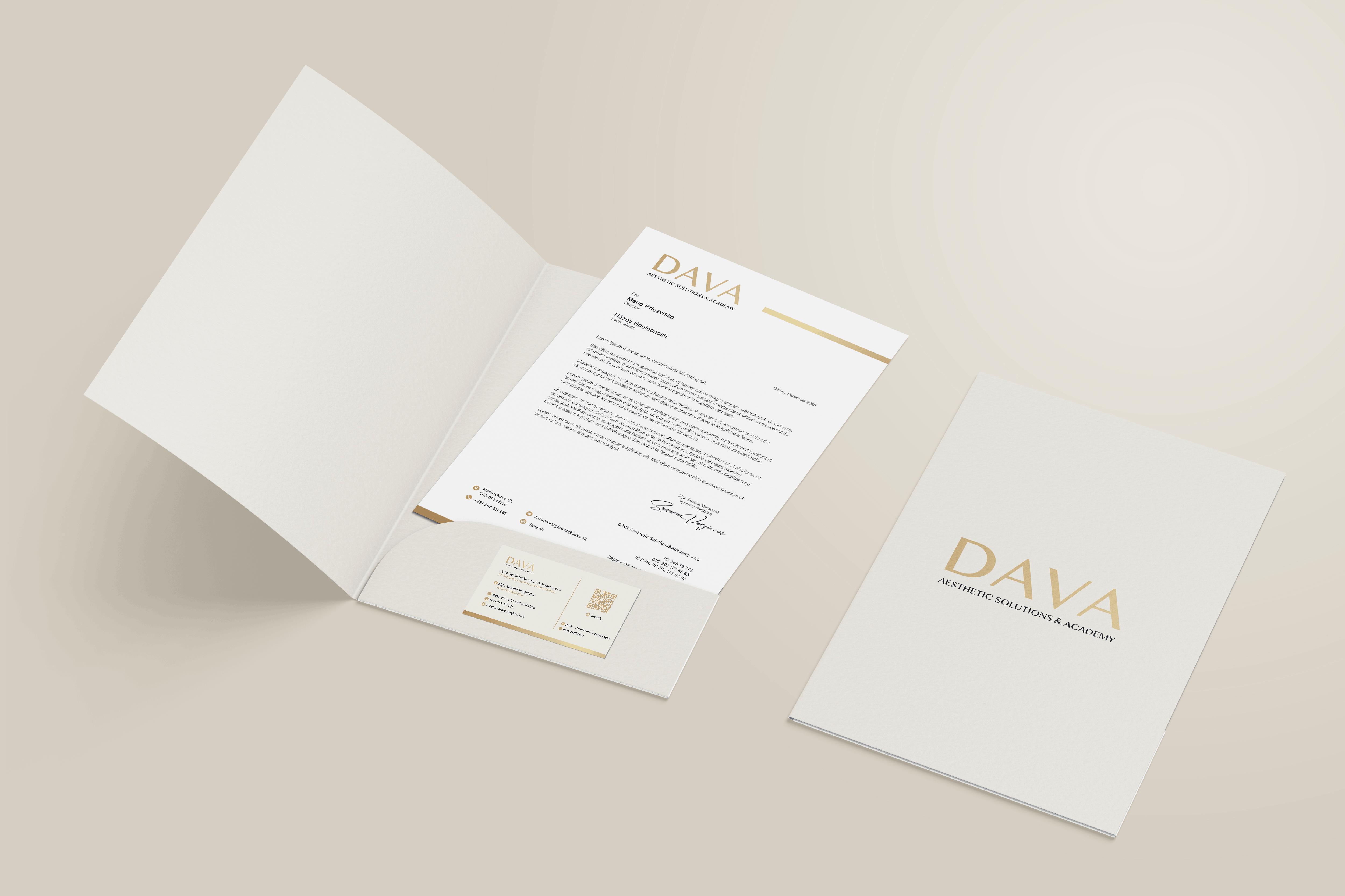 Elegantné biele prezentačné dosky DAVA Aesthetic Solutions & Academy so zlatým logom a vloženým firemným dokumentom.