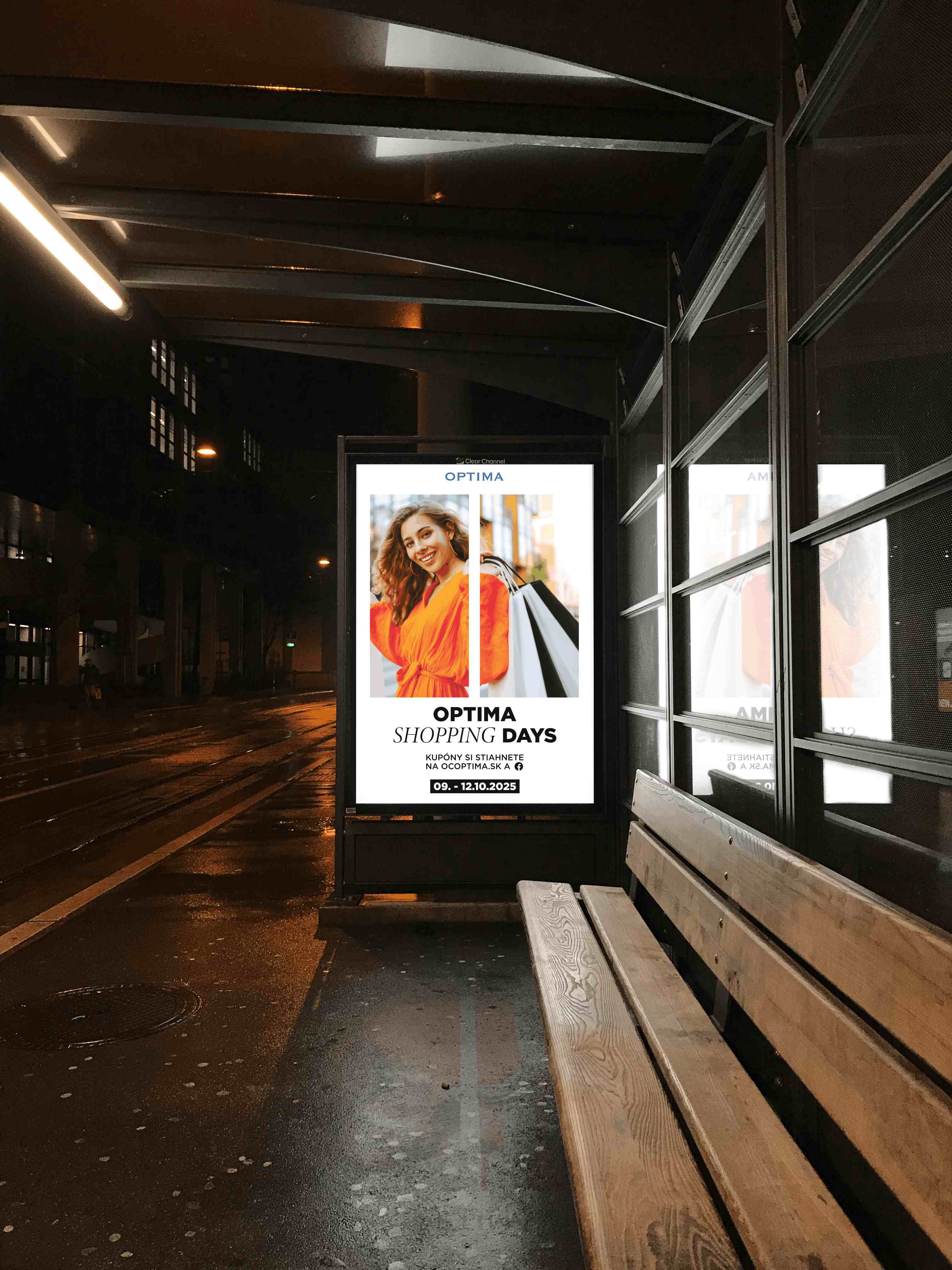 Podsvietený reklamný citylight OC Optima Shopping Days na autobusovej zastávke v noci s fotografiou ženy v oranžovom oblečení.