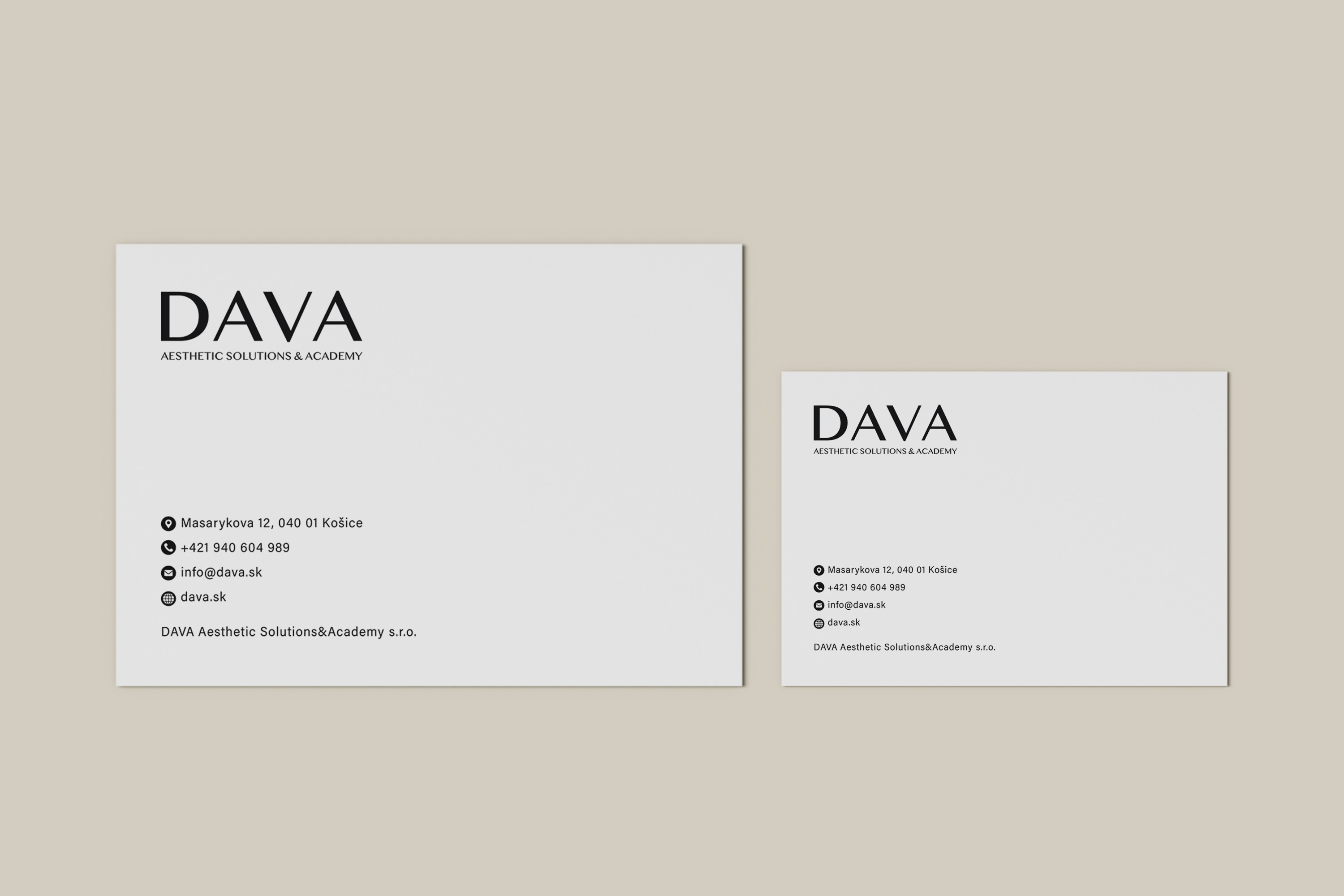 Návrh dvoch bielych firemných obálok DAVA Aesthetic Solutions & Academy s čiernym logom a kontaktnými údajmi.