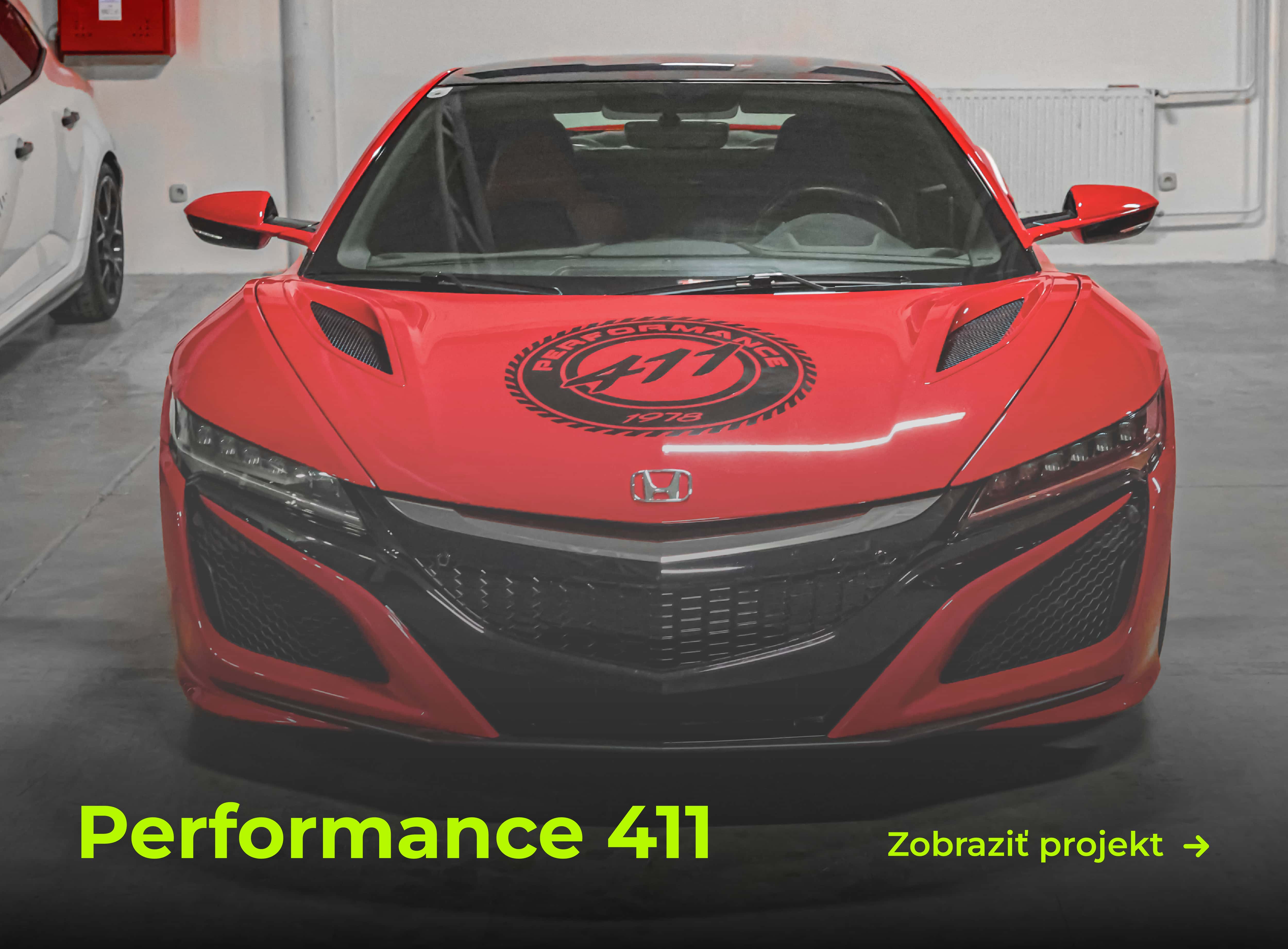 Pohľad na prednú časť vozidla honda nsx.