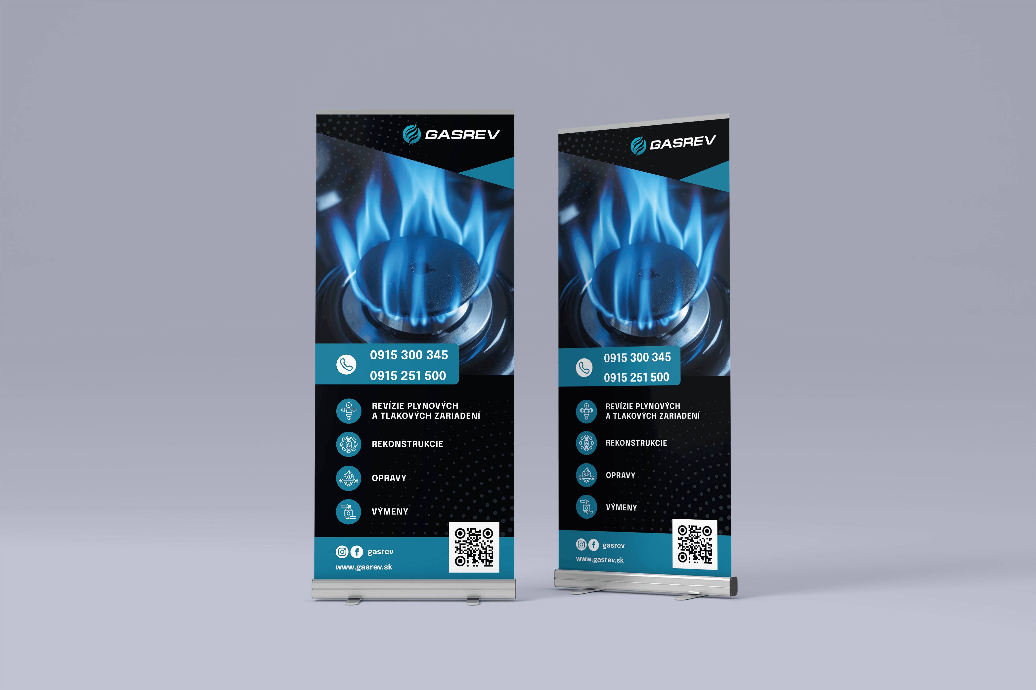 Dva reklamné roll-up bannery GASREV s modrými plynovými plameňmi, čiernym pozadím, zoznamom služieb a kontaktnými údajmi.