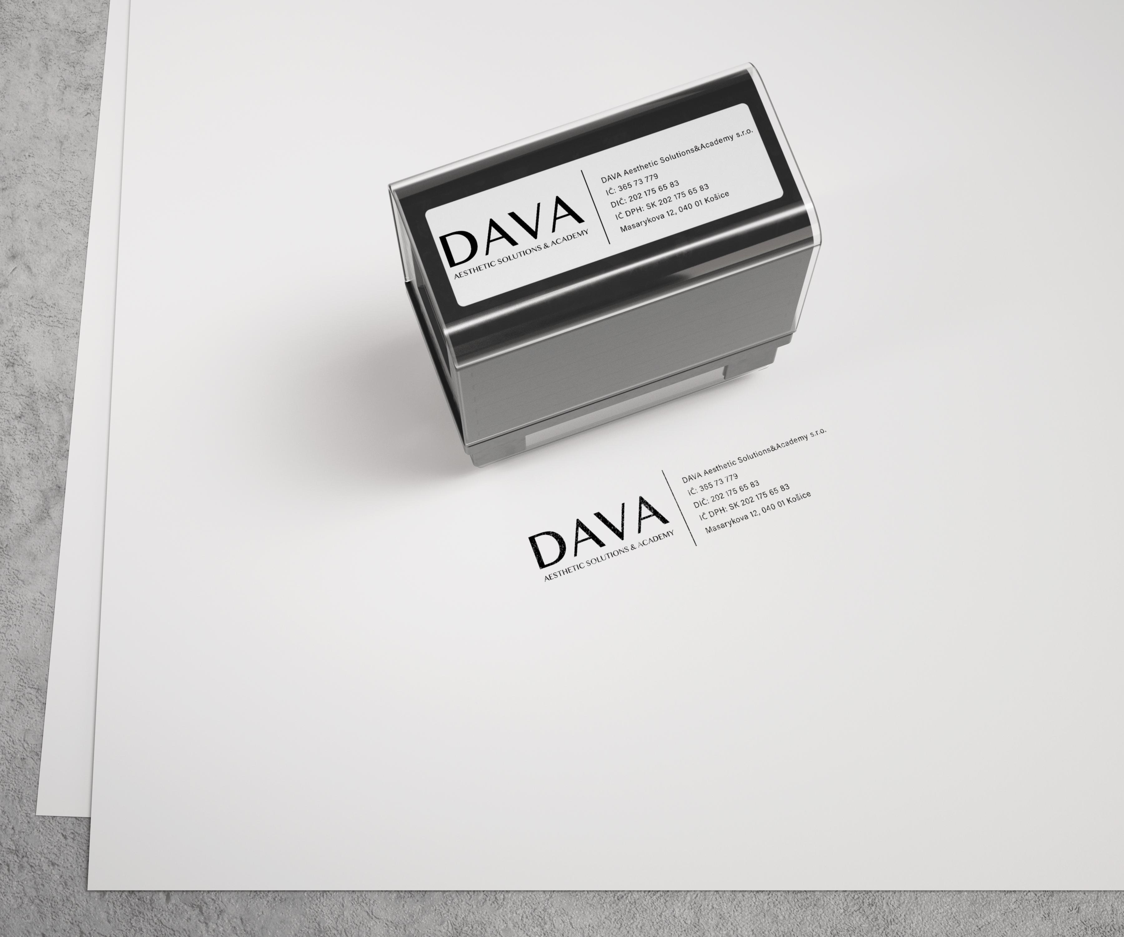 Návrh firemnej pečiatky DAVA Aesthetic Solutions & Academy s logom a kontaktnými údajmi v čiernom prevedení.