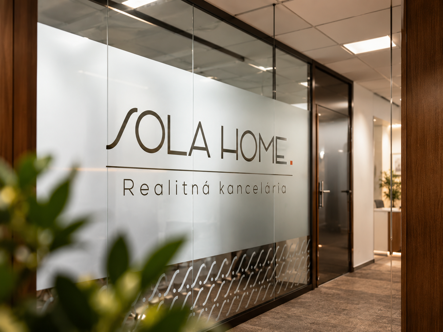 Reklamný polep pre realitnú kanceláriu Sola Home. Piesková fólia s logom sola home nalepená na skle a vstupe do kancelárie.