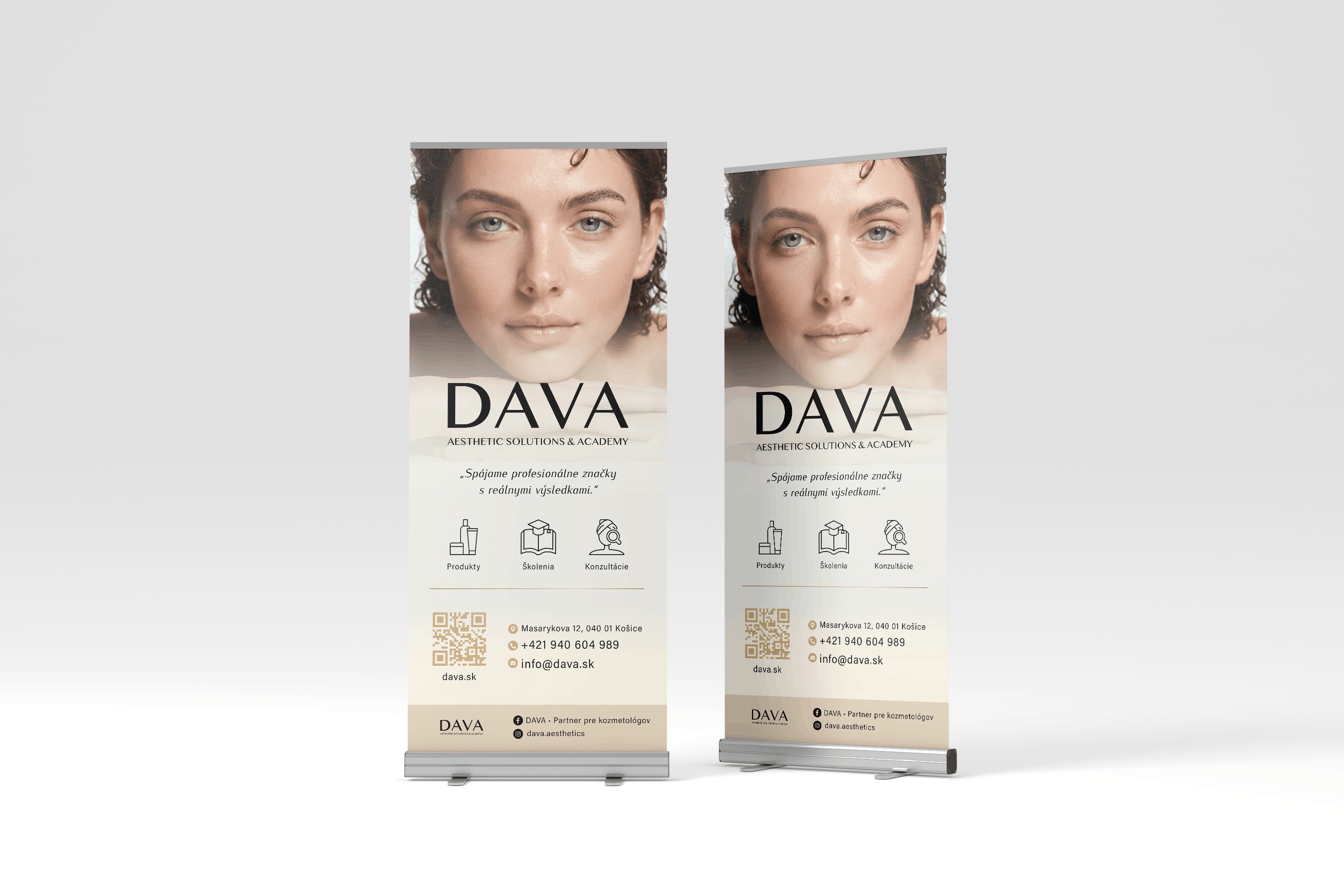 Dva reklamné roll-up bannery DAVA Academy s fotografiou ženskej tváre, béžovo-zlatými prvkami, logom a prehľadom kozmetických služieb.