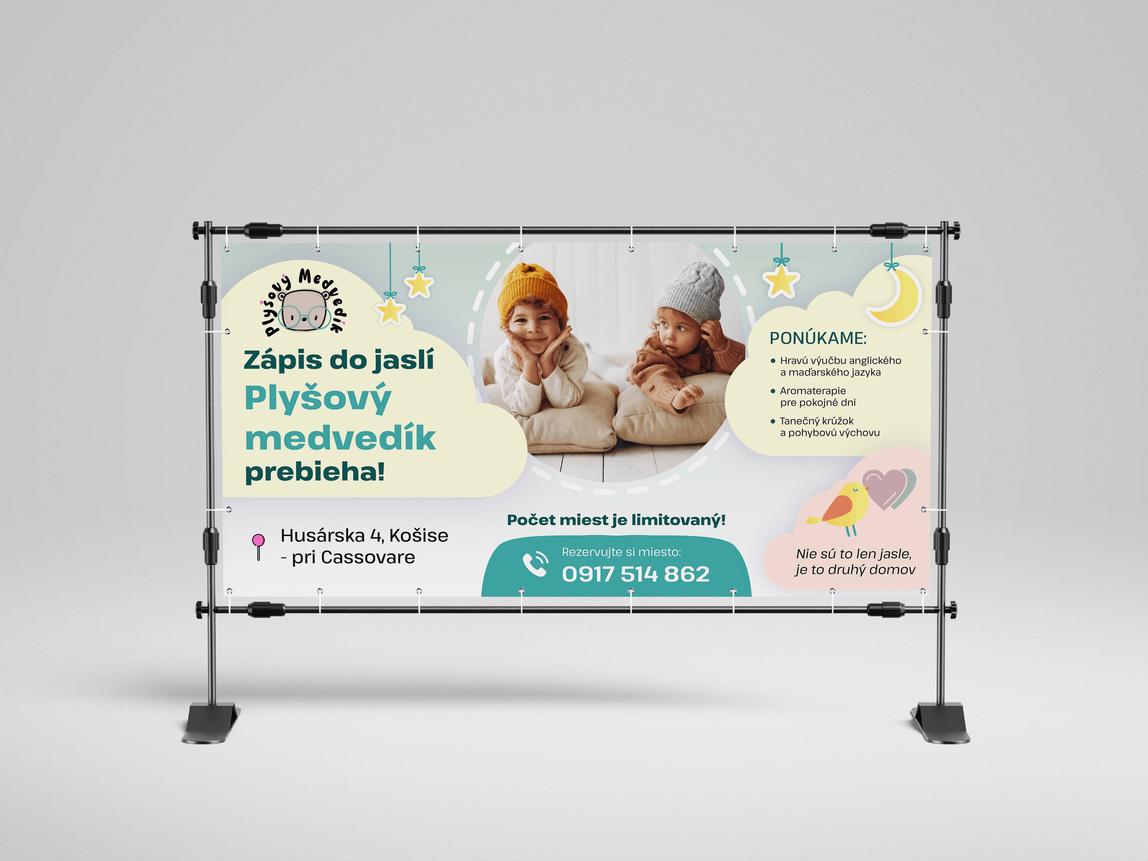 Reklamná plachta detského centra Plyšový medvedík s fotografiou dvoch detí, pastelovými ilustráciami a informáciami o zápise do jaslí.